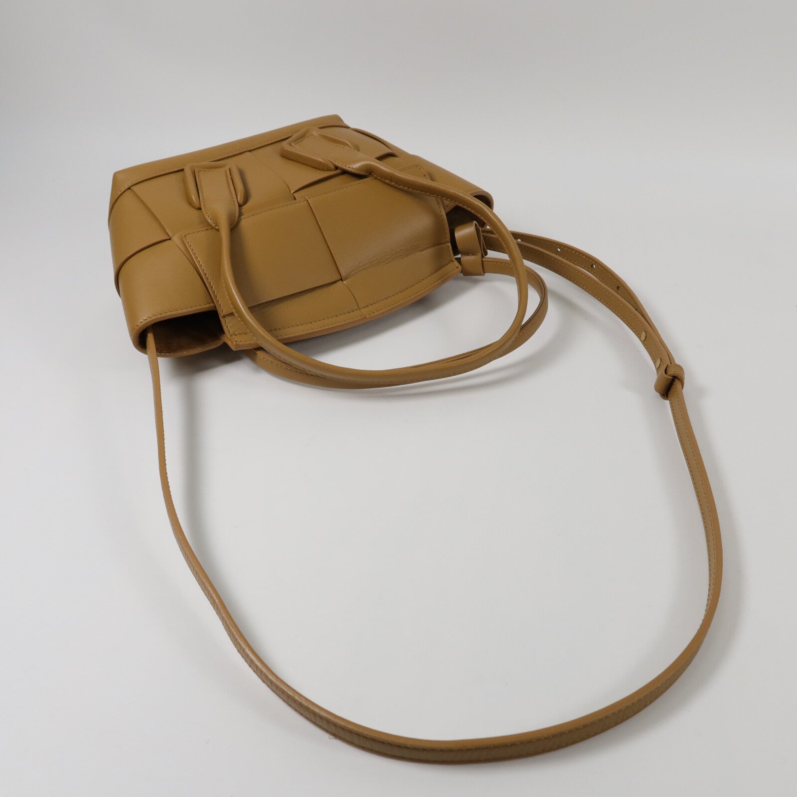 BOTTEGA VENETA 牛皮皮革Arco 22手挽肩背兩用袋