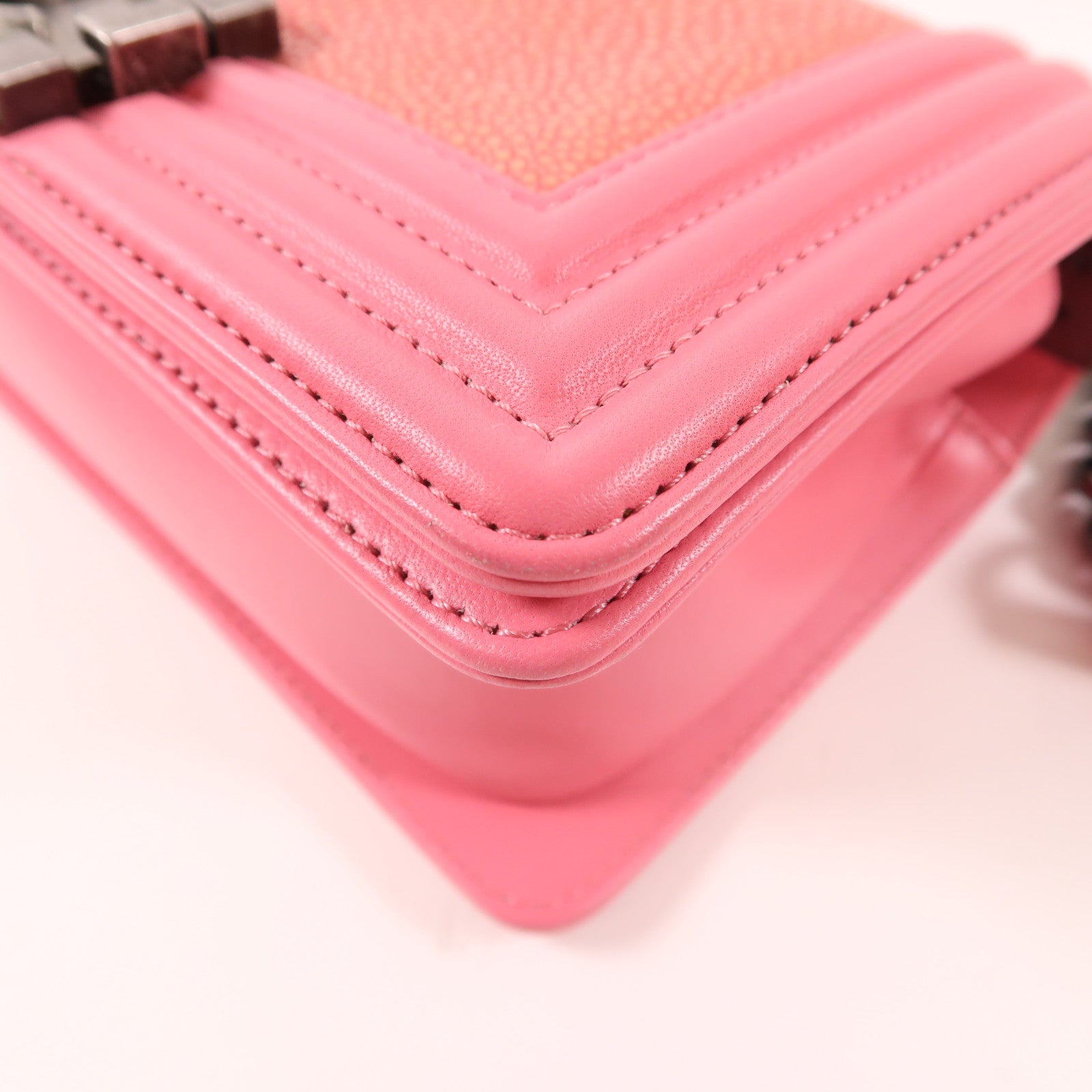 CHANEL 魔鬼魚皮革/牛皮皮革Boy 20鏈帶肩背袋