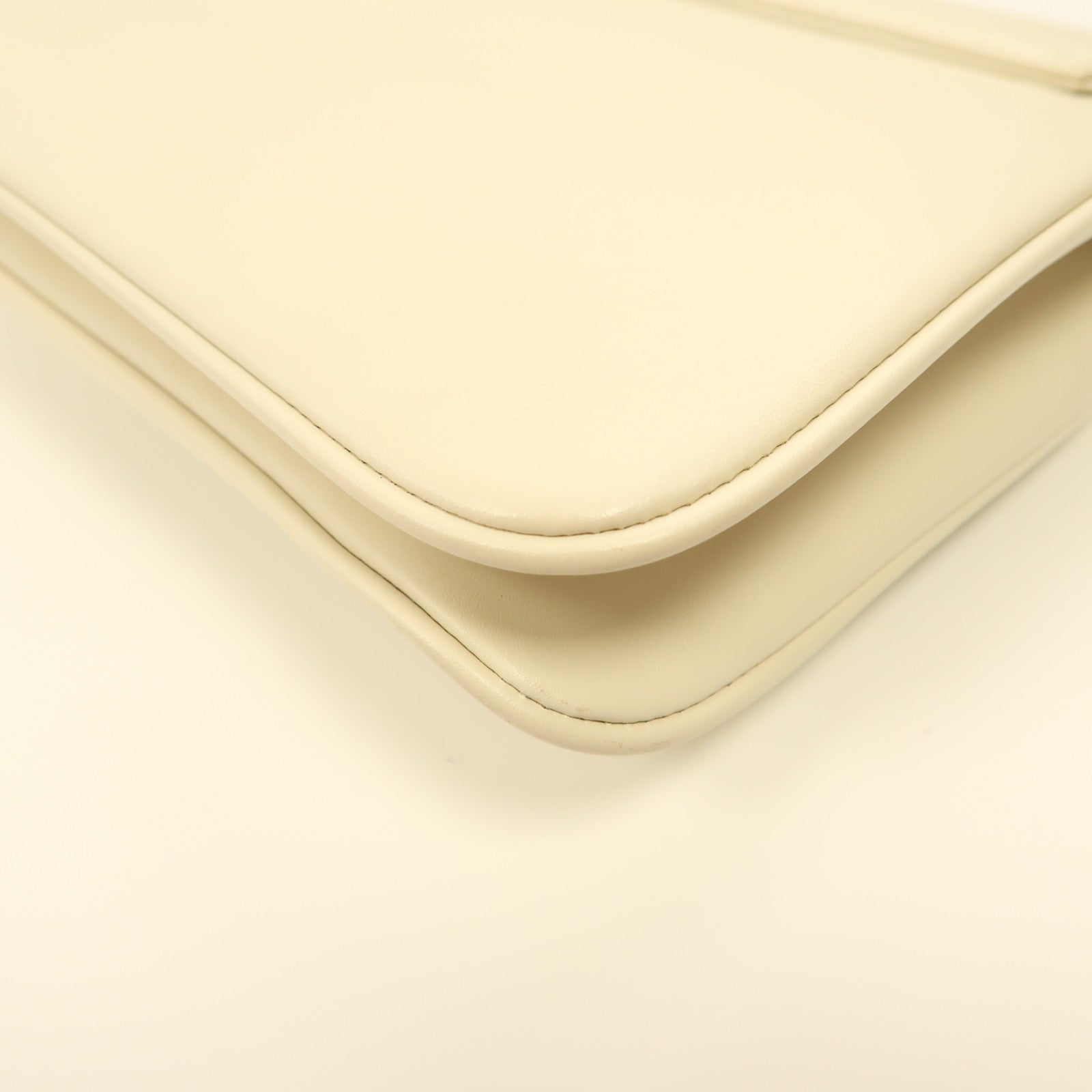 GUCCI 【激減優惠】牛皮皮革Rajah Medium金扣鏈帶肩背袋白色