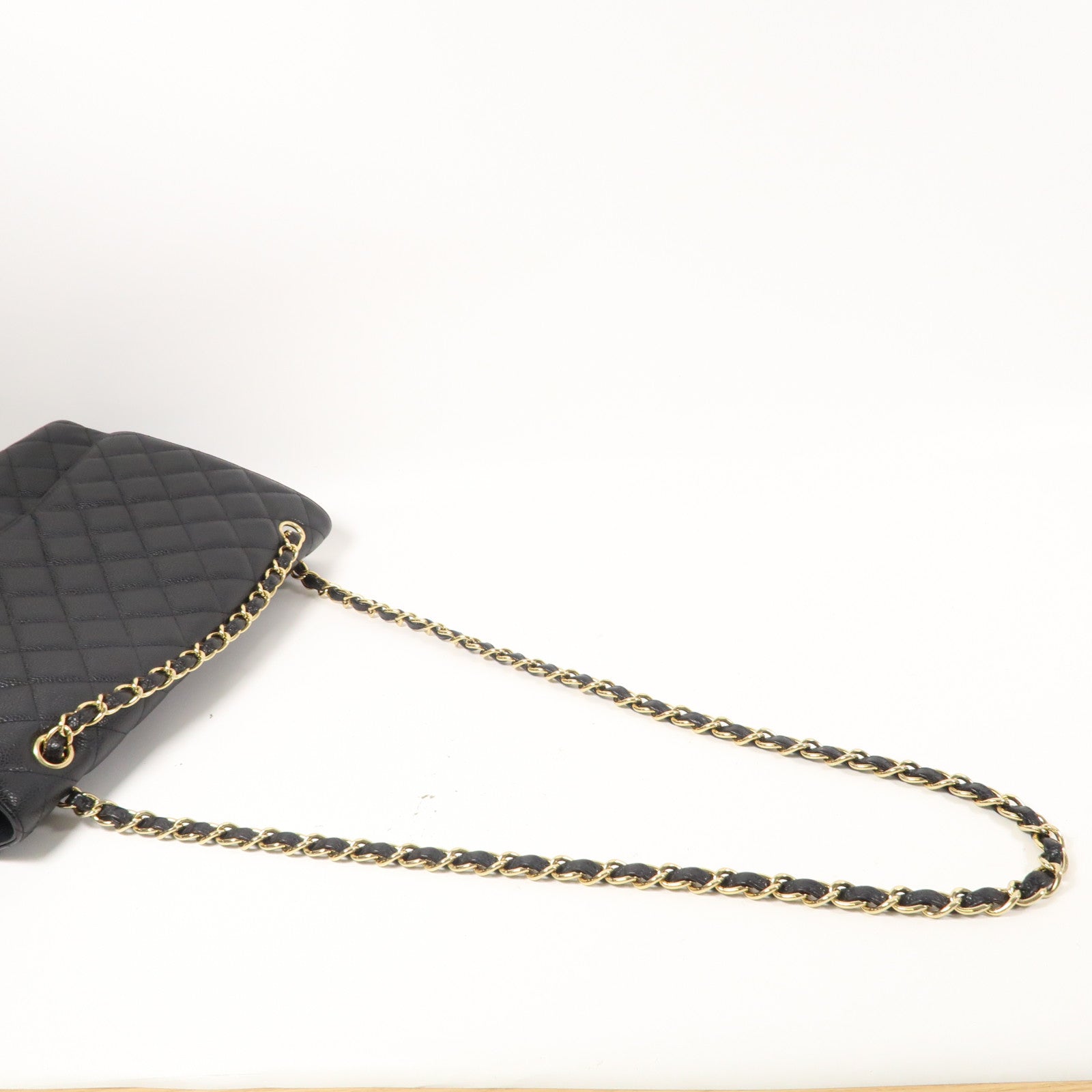 CHANEL 菱格Caviar皮革Maxi Jumbo金扣鏈帶肩背袋黑色