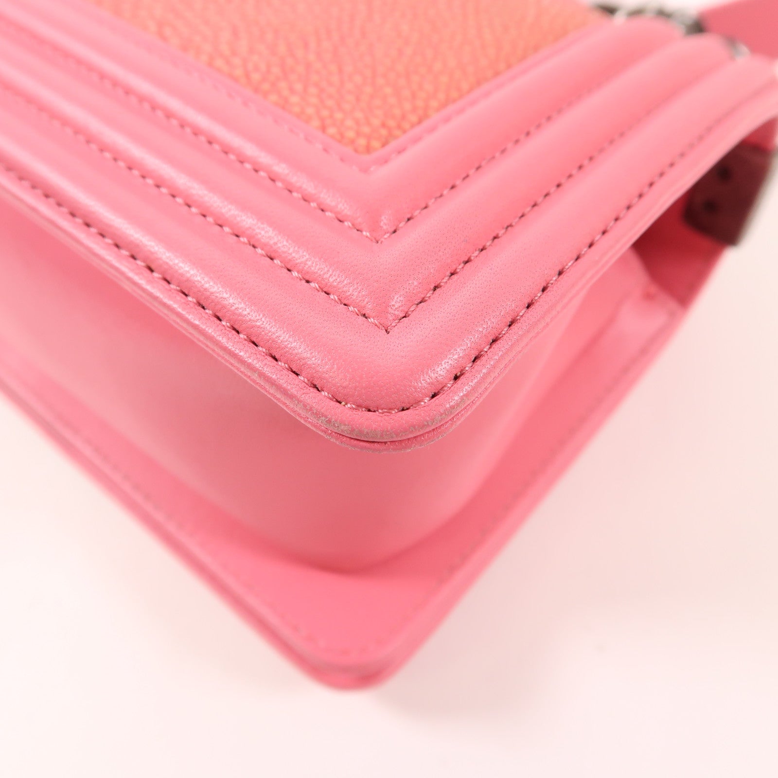 CHANEL 【激減優惠】魔鬼魚皮革/牛皮皮革Boy 20鏈帶肩背袋