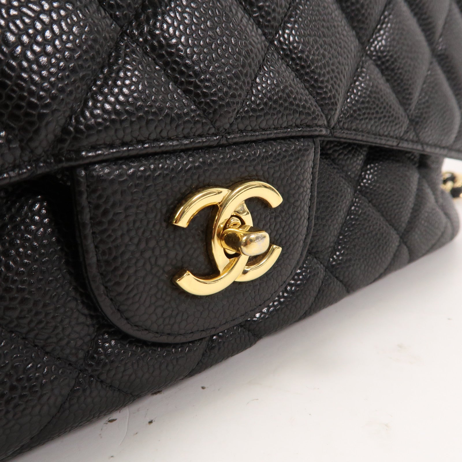 CHANEL 菱格Caviar皮革Maxi Jumbo金扣鏈帶肩背袋黑色