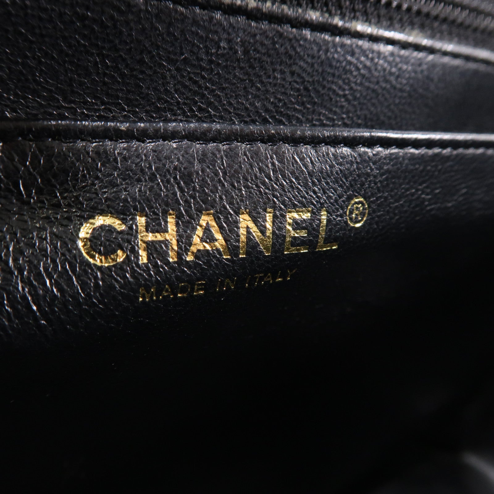 CHANEL 菱格Caviar皮革Maxi Jumbo金扣鏈帶肩背袋黑色