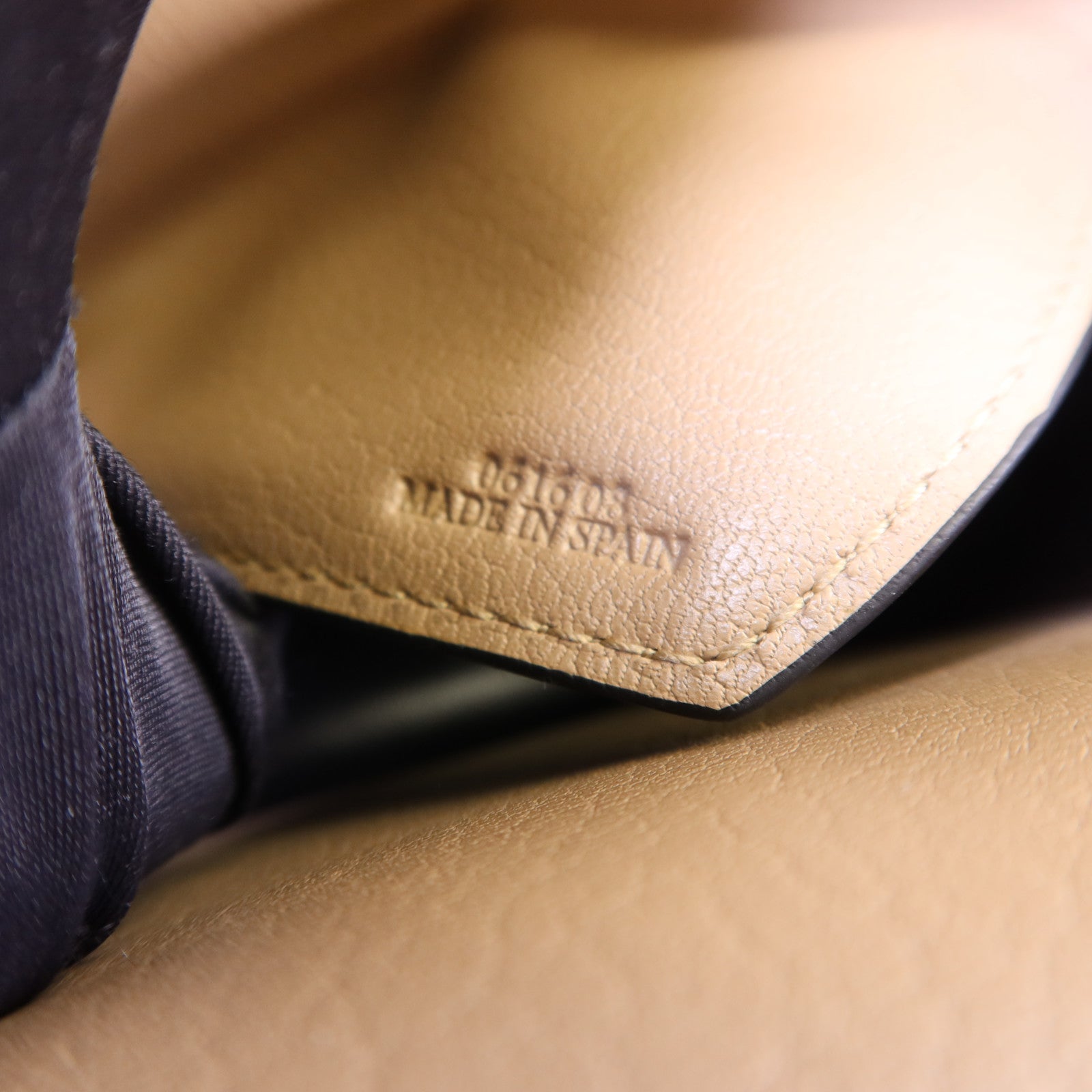 LOEWE 牛皮皮革Barcelona金扣肩背袋