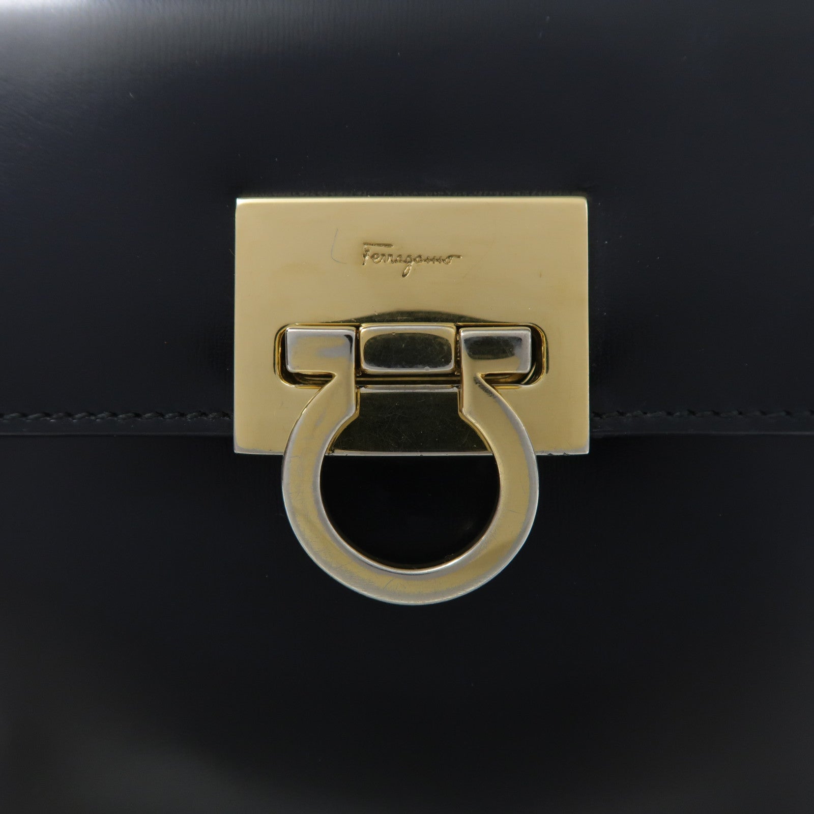 Salvatore Ferragamo 牛皮皮革Hand Bag金扣手挽袋