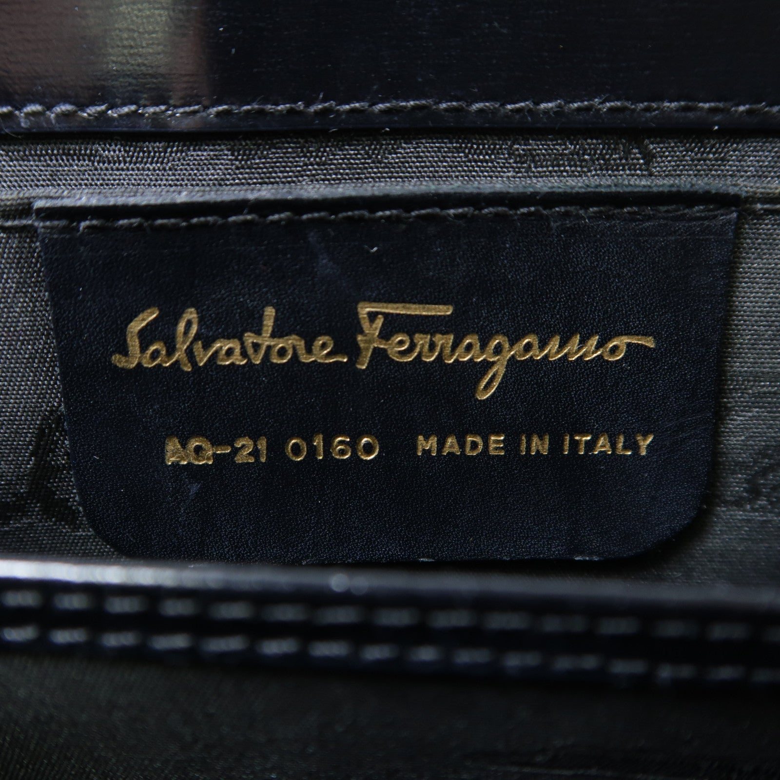 Salvatore Ferragamo 牛皮皮革Hand Bag金扣手挽袋