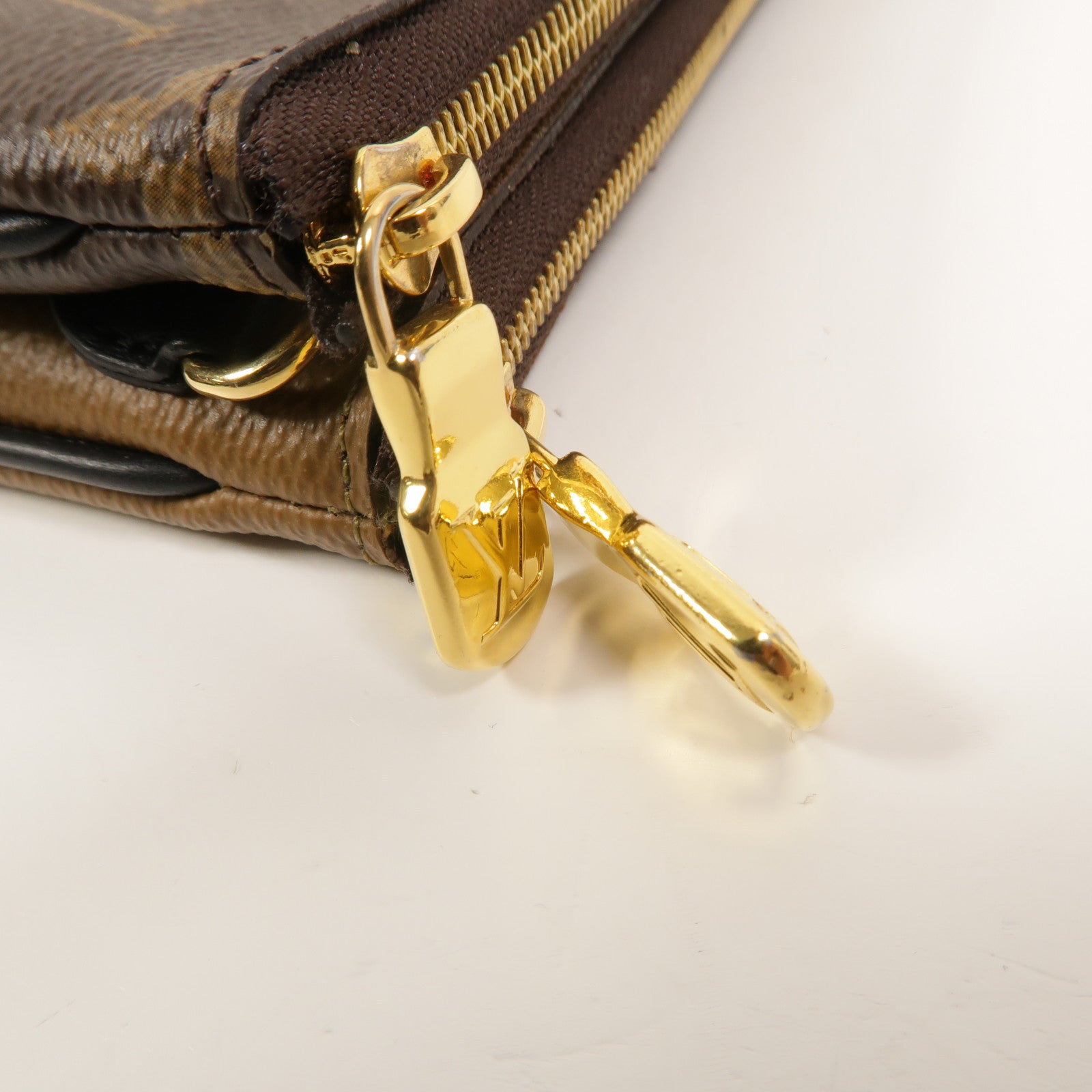 LOUIS VUITTON Monogram Giant Reverse Double Zip Pochette金扣肩背袋