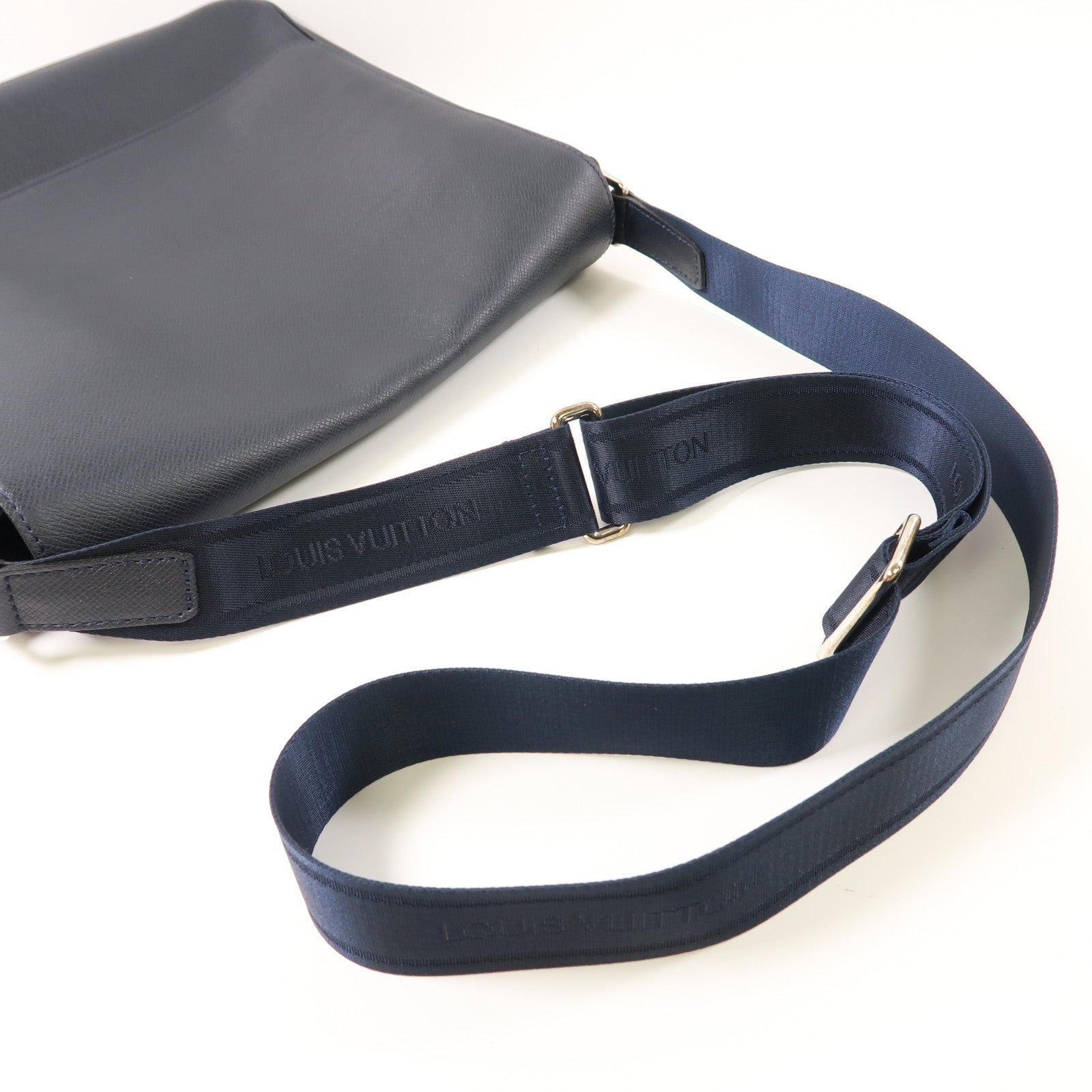 LOUIS VUITTON Taiga Roman MM銀扣肩背袋