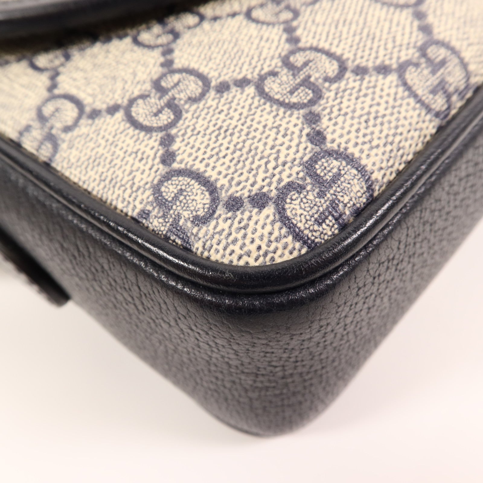 GUCCI 塗層帆布Ophidia GG銀扣肩背袋