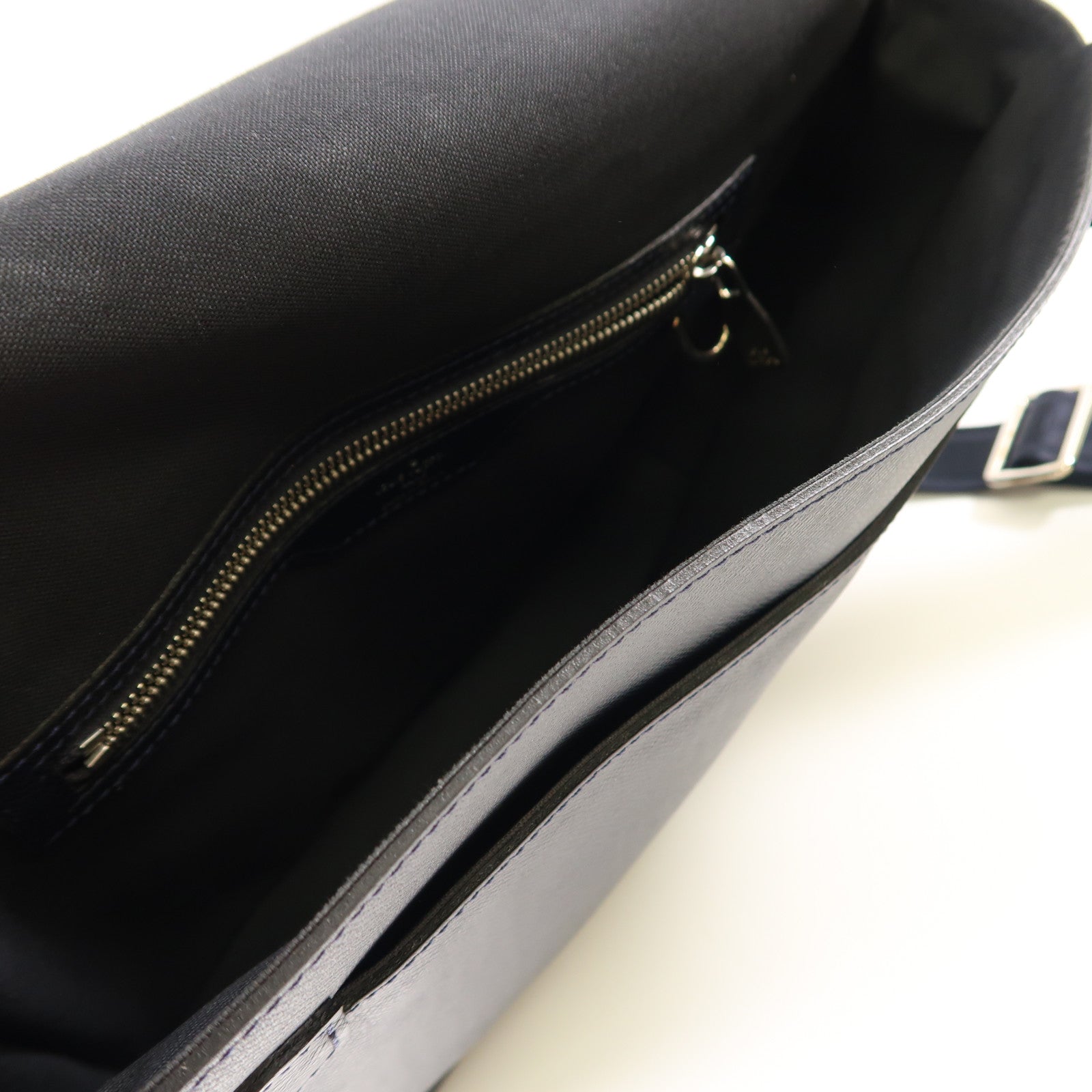 LOUIS VUITTON Taiga Roman MM銀扣肩背袋