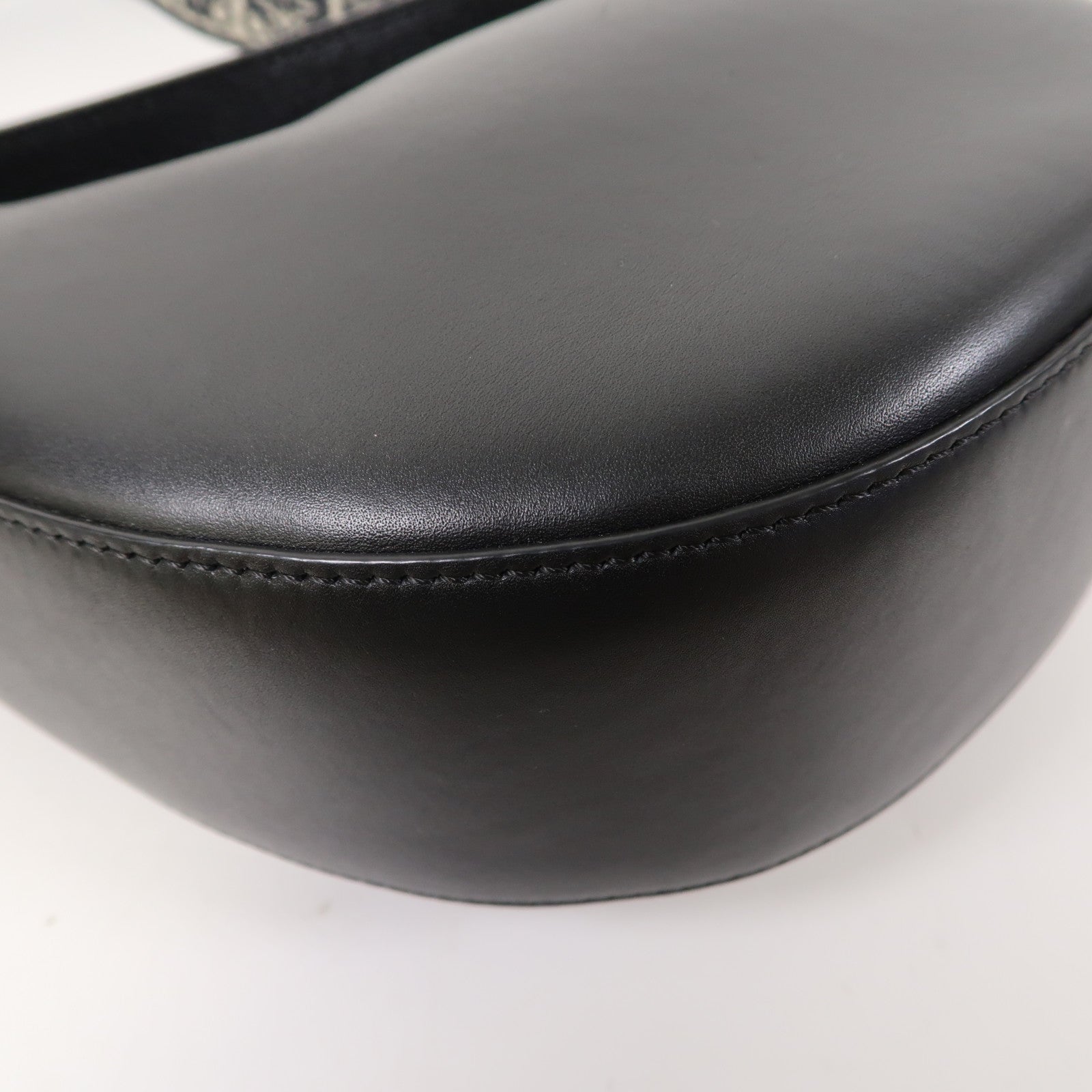 LOEWE 牛皮皮革Luna金扣肩背袋黑色
