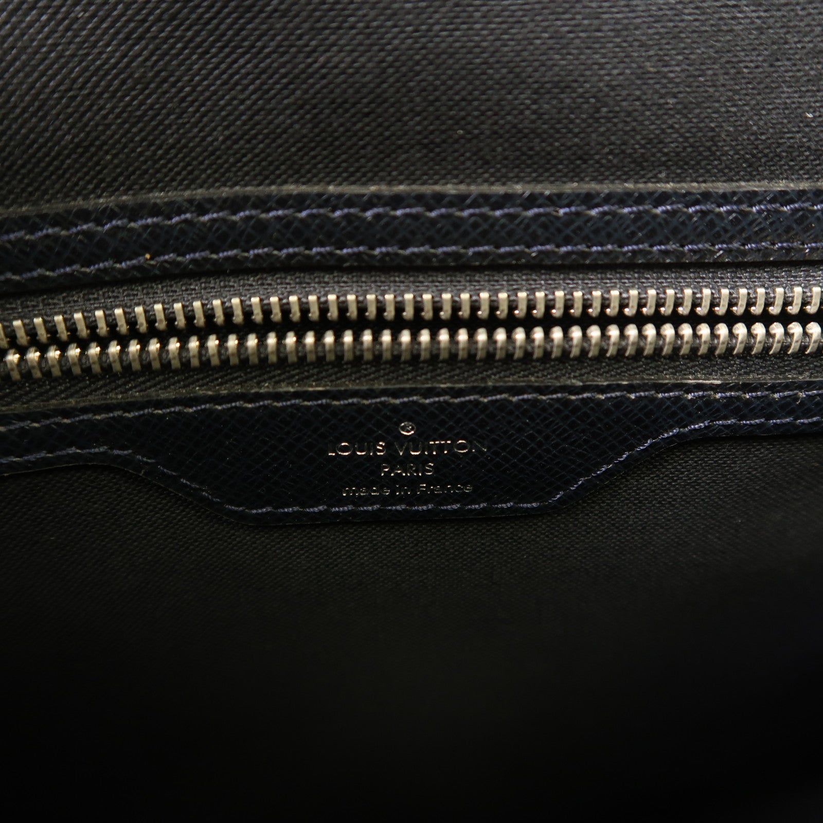 LOUIS VUITTON Taiga Roman MM銀扣肩背袋