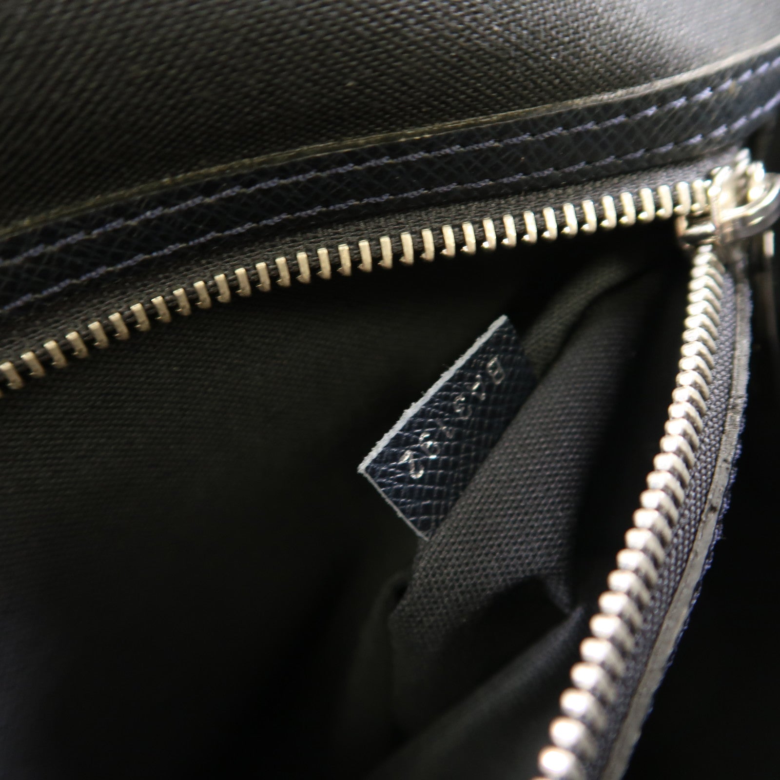 LOUIS VUITTON Taiga Roman MM銀扣肩背袋