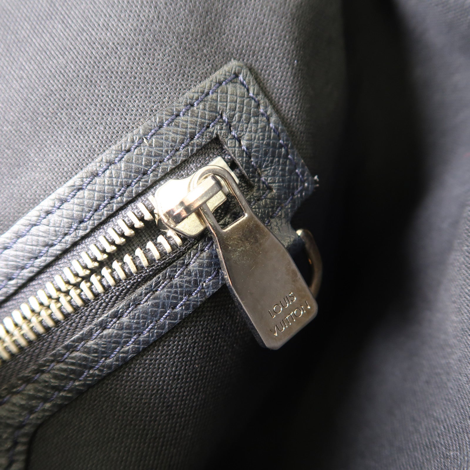 LOUIS VUITTON Taiga Roman MM銀扣肩背袋