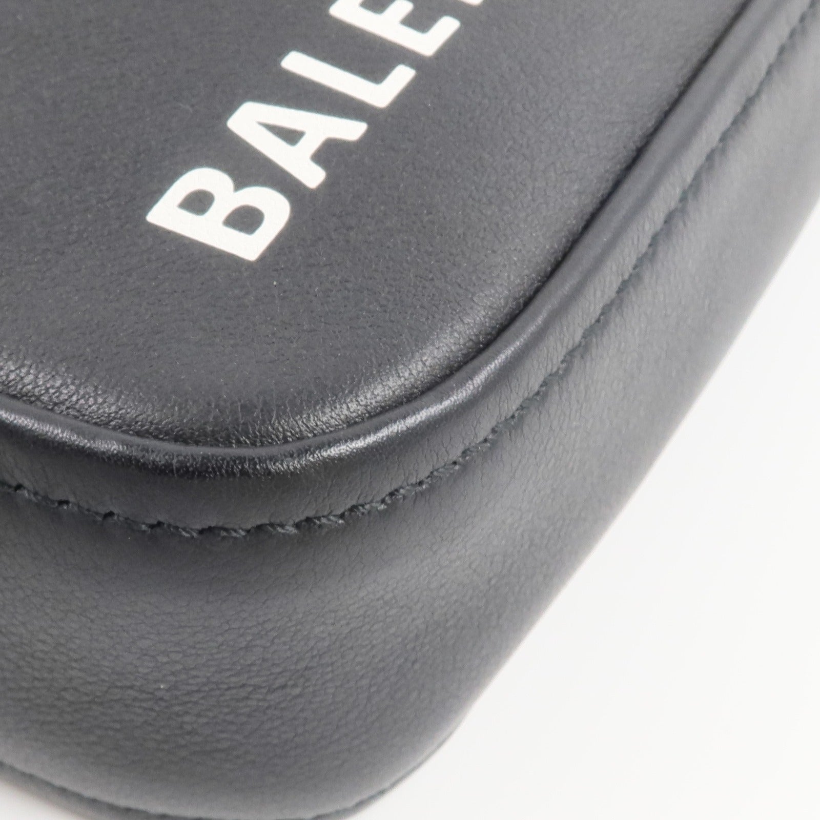 BALENCIAGA 牛皮皮革Triangle Clutch手拿包