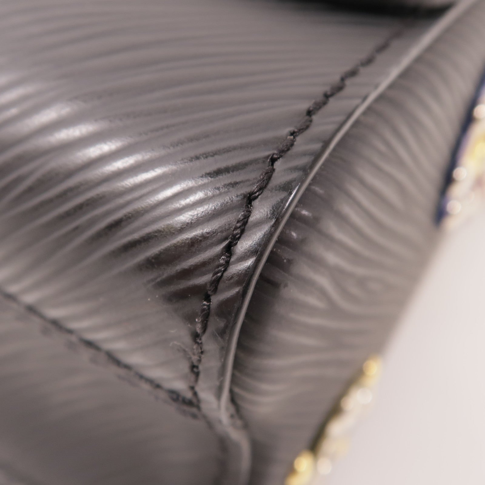 LOUIS VUITTON Epi Mechanical Flowers Twist金扣肩背袋