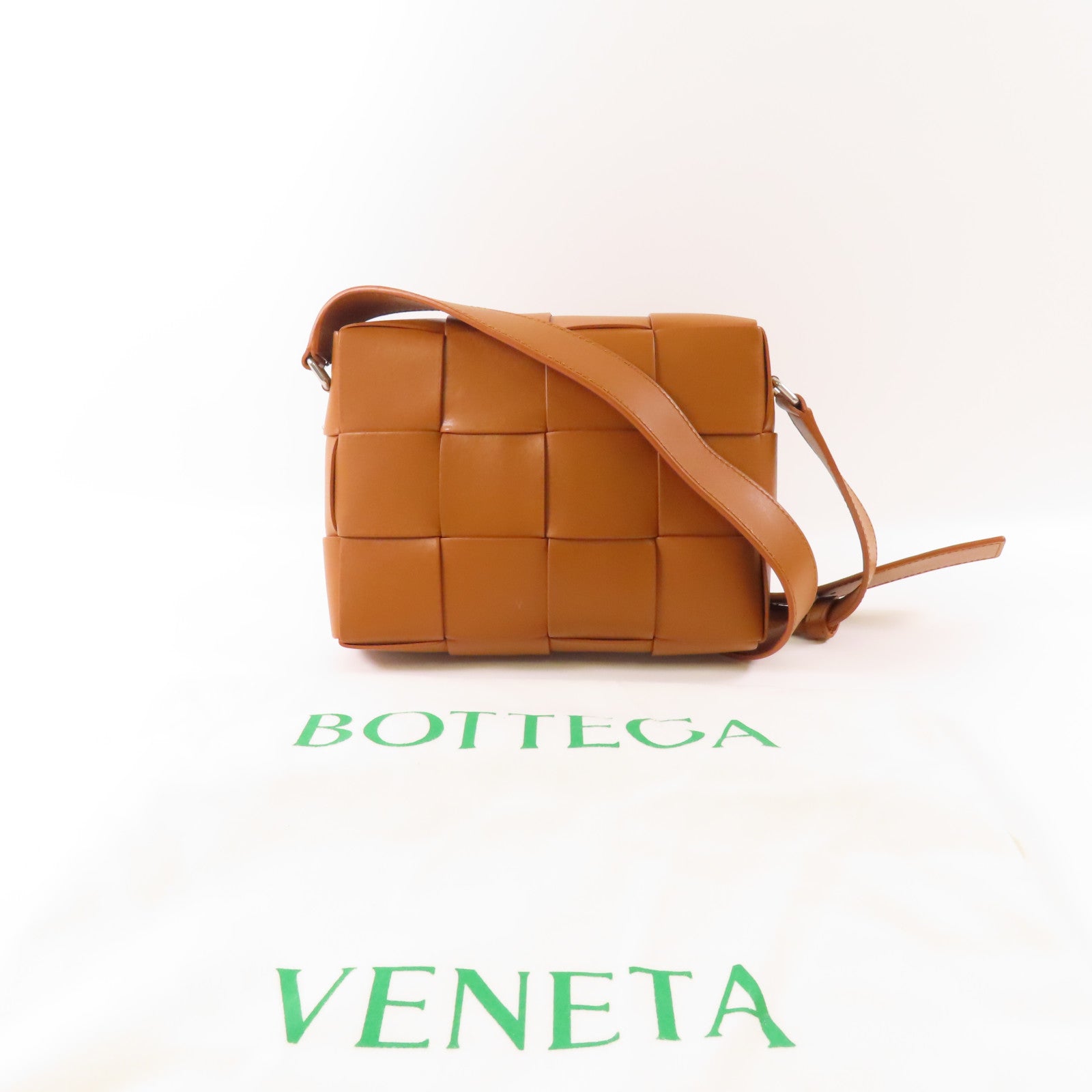 BOTTEGA VENETA 羊皮皮革Cassette銀扣肩背袋