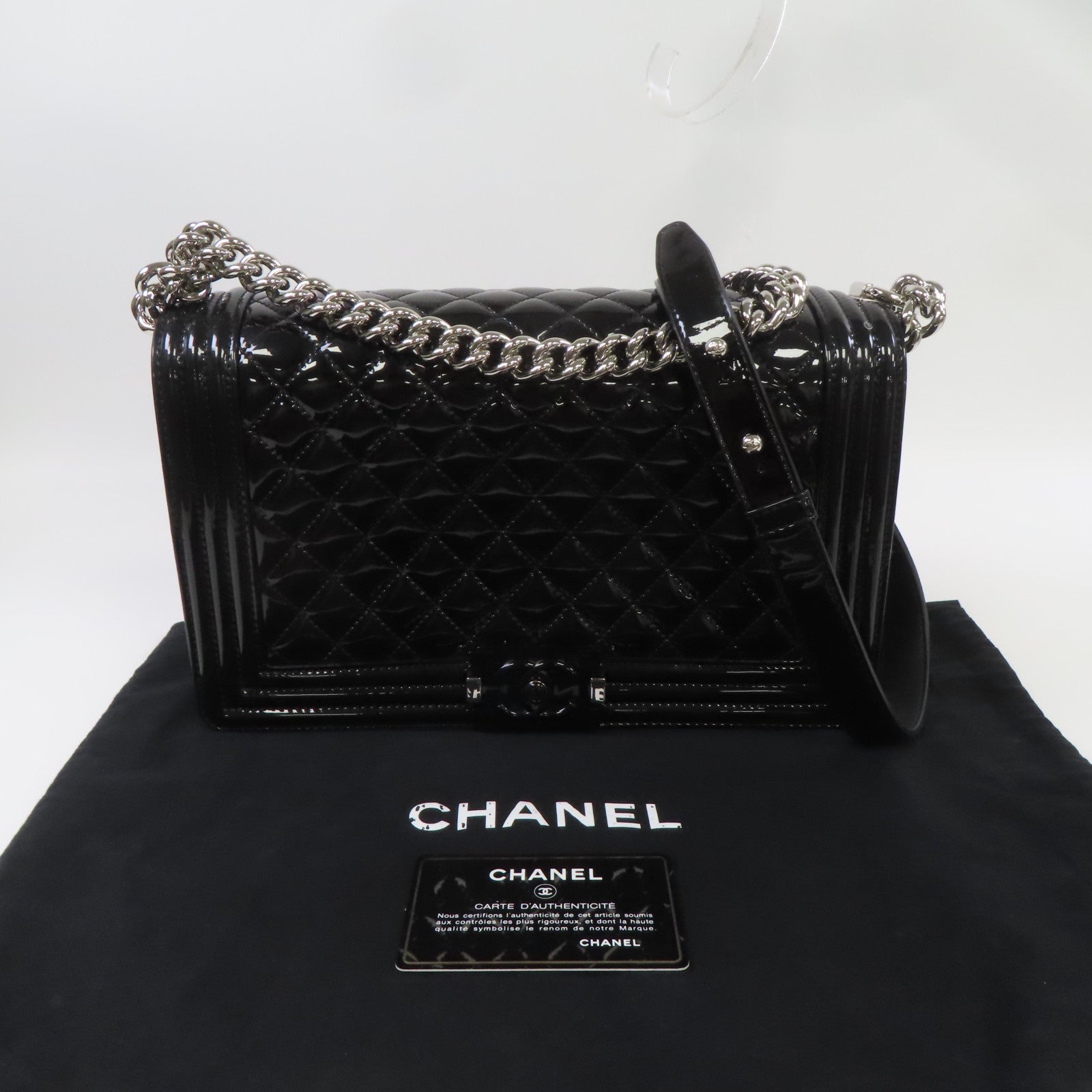 CHANEL 菱格漆皮皮革Boy 28銀扣鏈帶肩背袋黑色