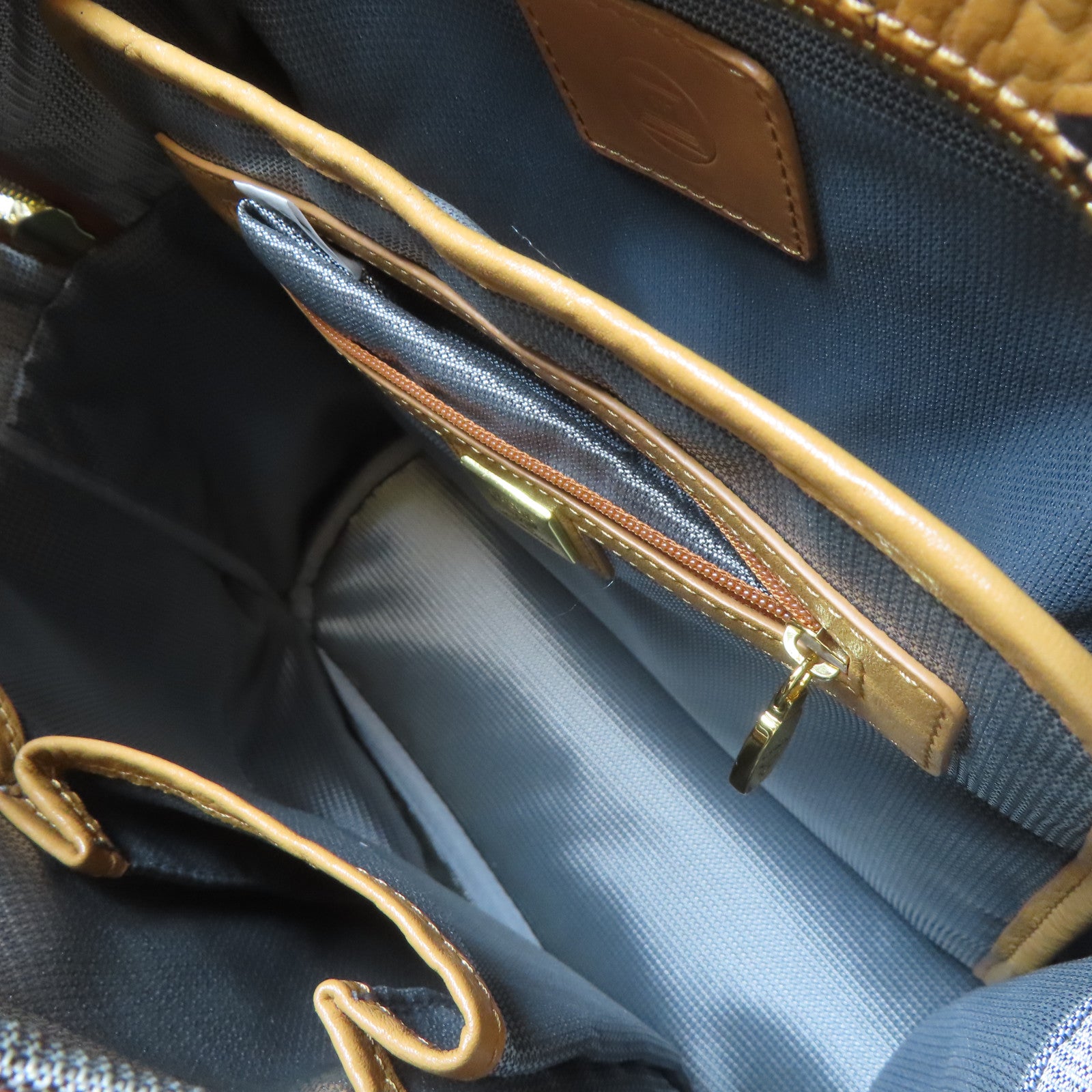 MCM 牛皮皮革Backpack金扣背包啡色