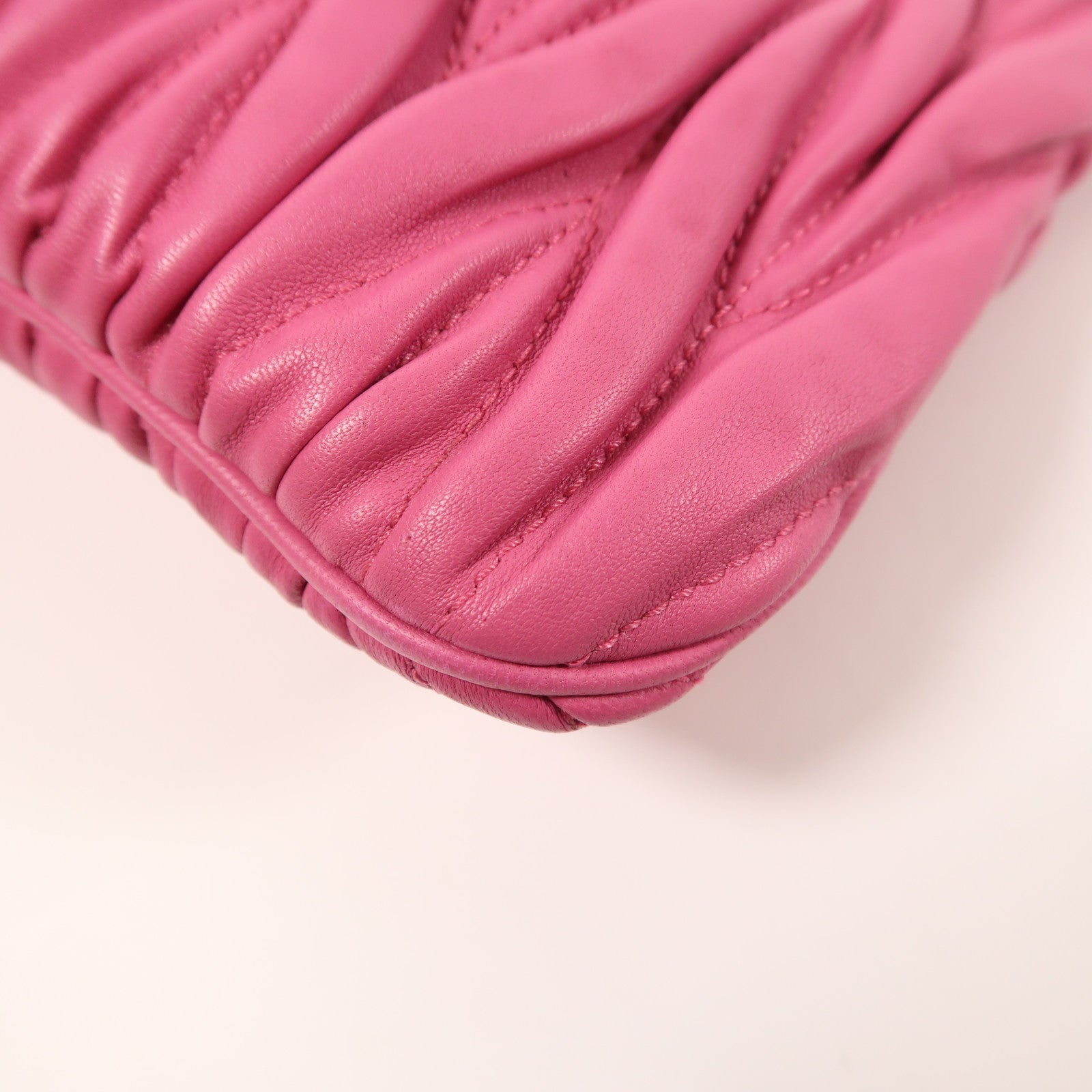 Miu Miu 羊皮皮革Shoulder Bag金扣肩背袋
