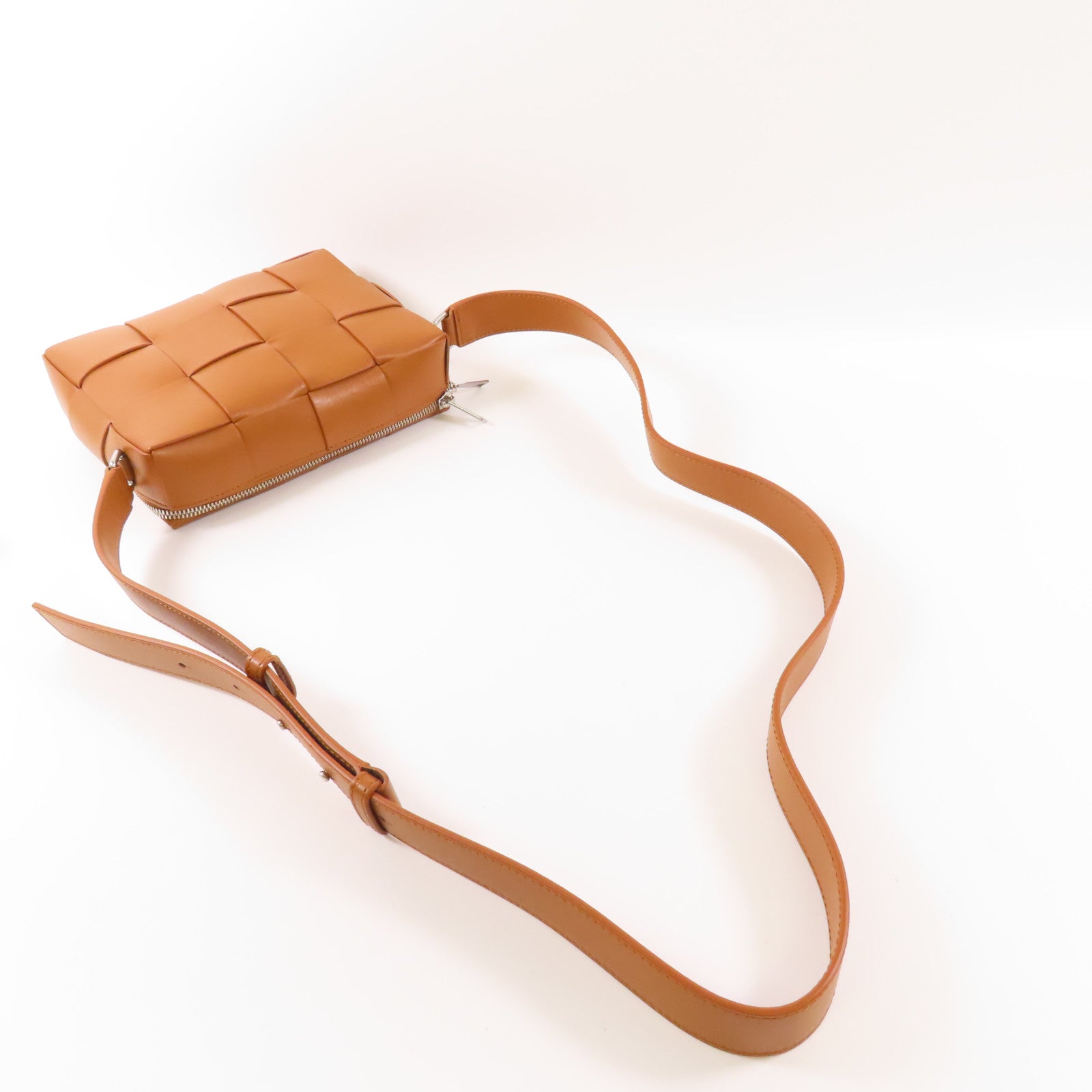 BOTTEGA VENETA 羊皮皮革Cassette銀扣肩背袋