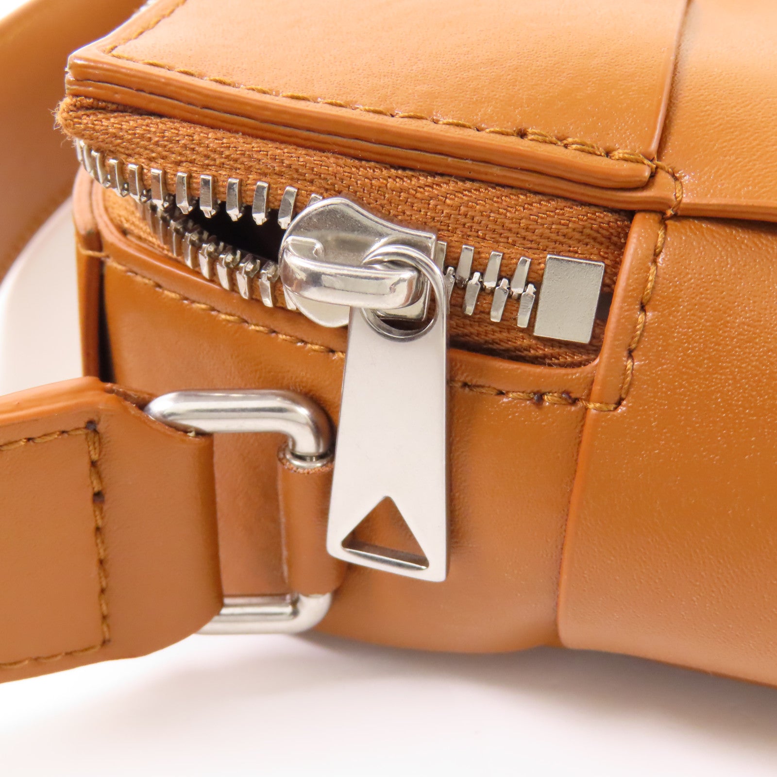 BOTTEGA VENETA 羊皮皮革Cassette銀扣肩背袋