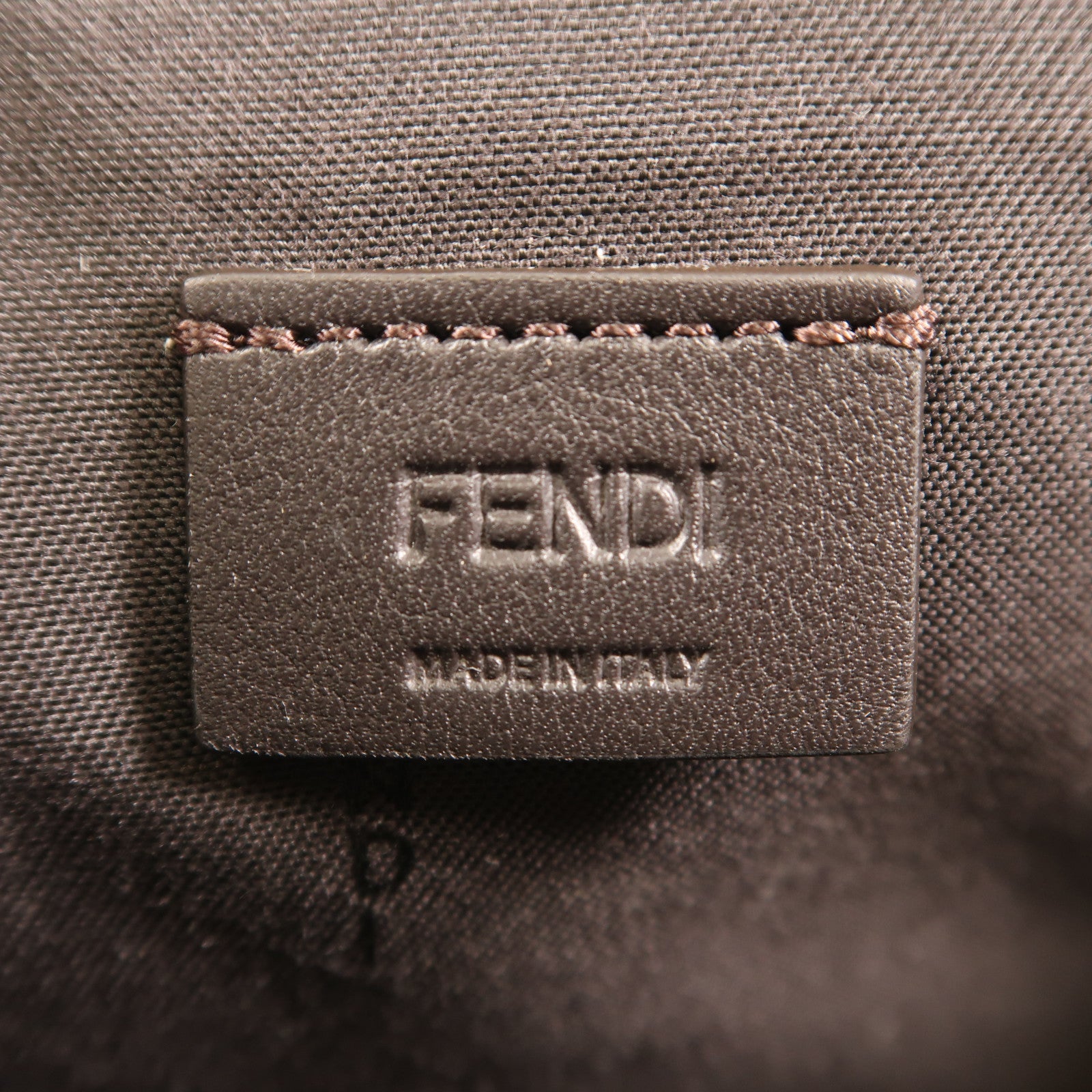 FENDI 皮革Shoulder Bag銀扣肩背袋