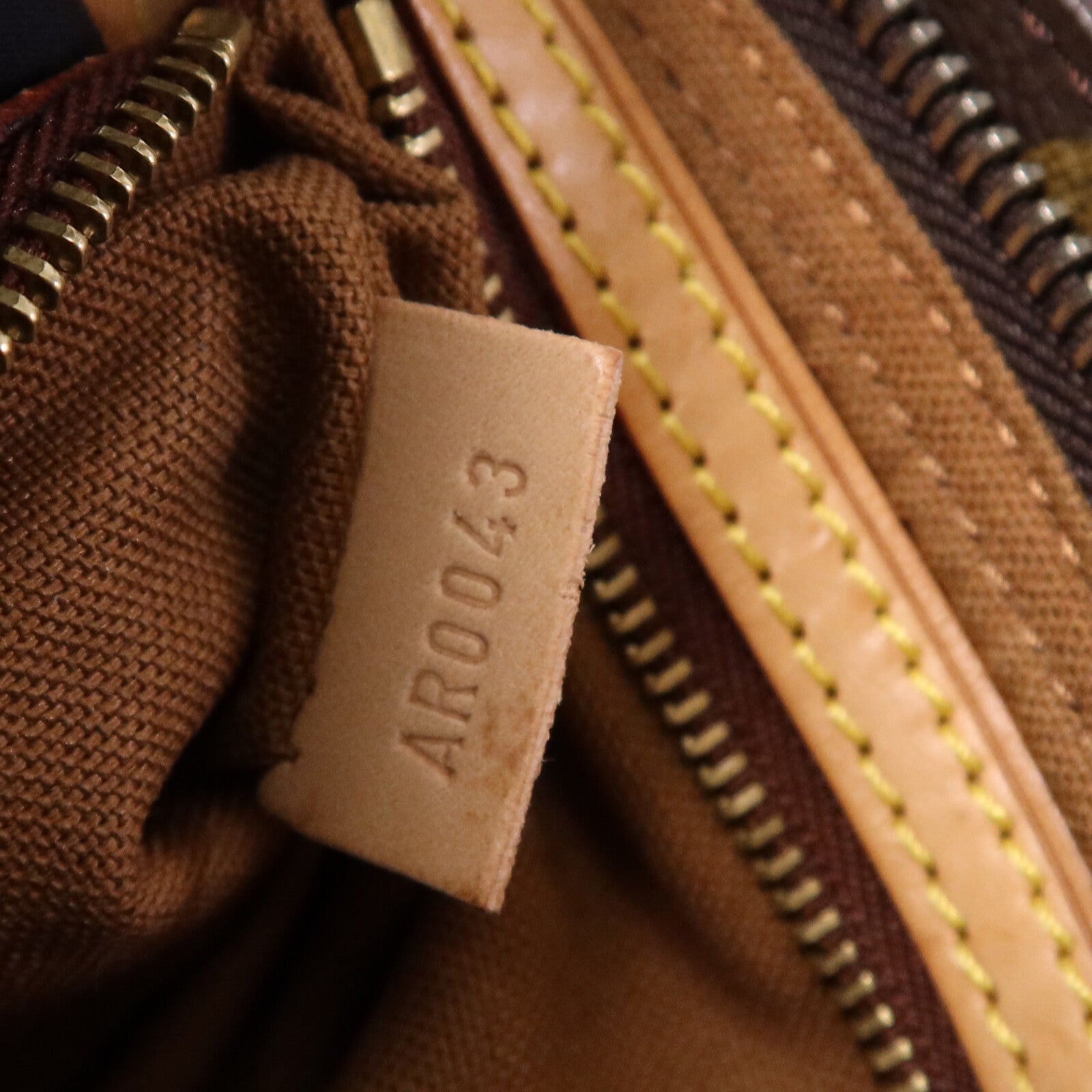 LOUIS VUITTON Monogram Trotteur金扣肩背袋