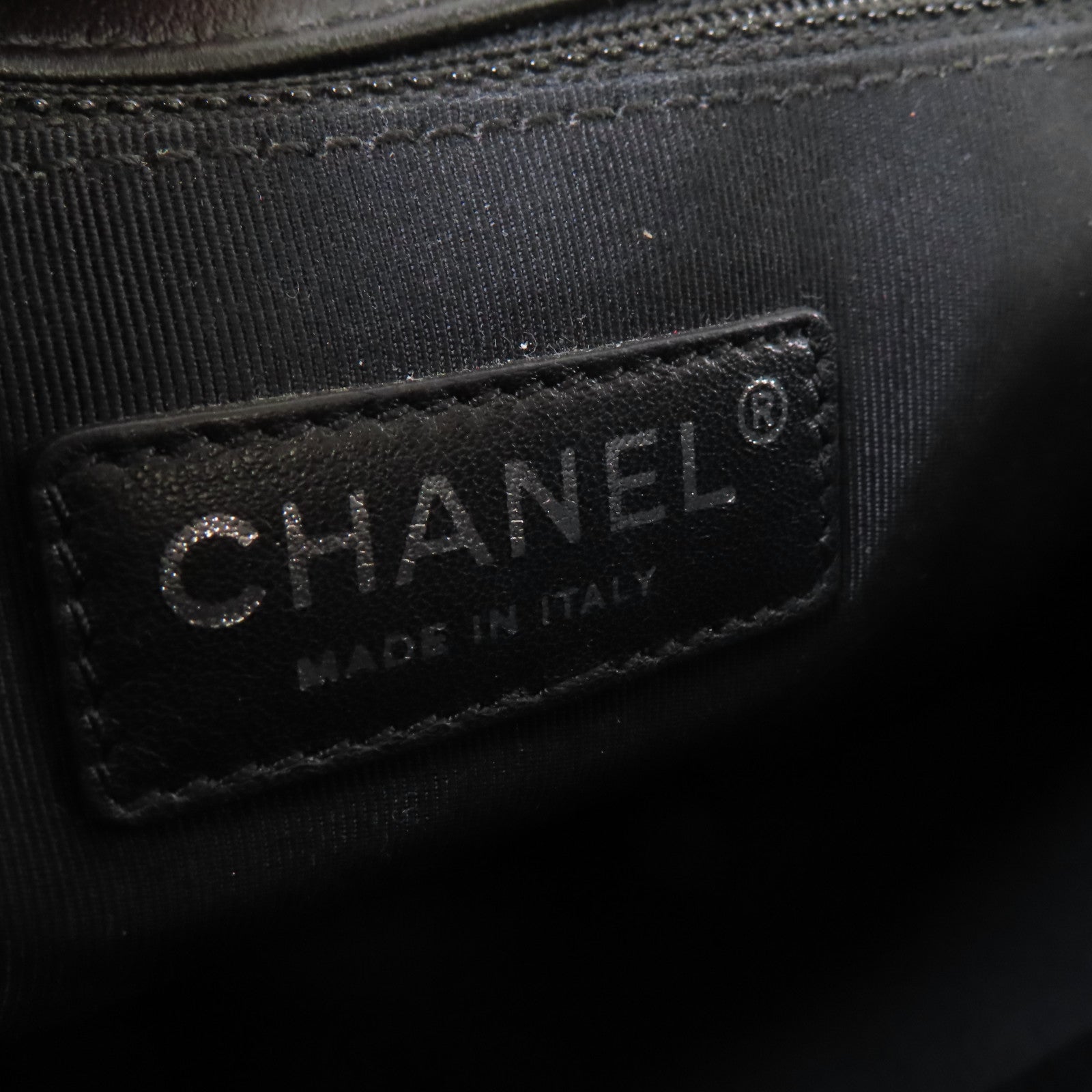 CHANEL 菱格漆皮皮革Boy 28銀扣鏈帶肩背袋黑色