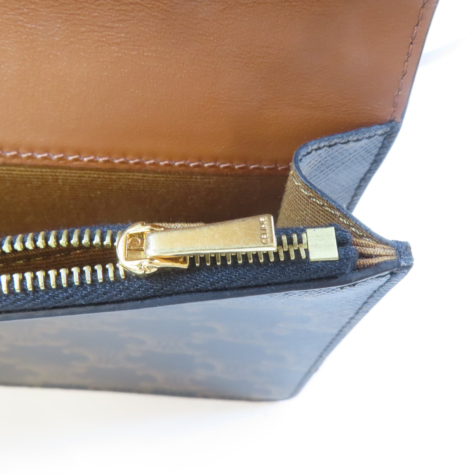 CELINE 塗層帆布Wallet On Strap金扣肩背袋啡色