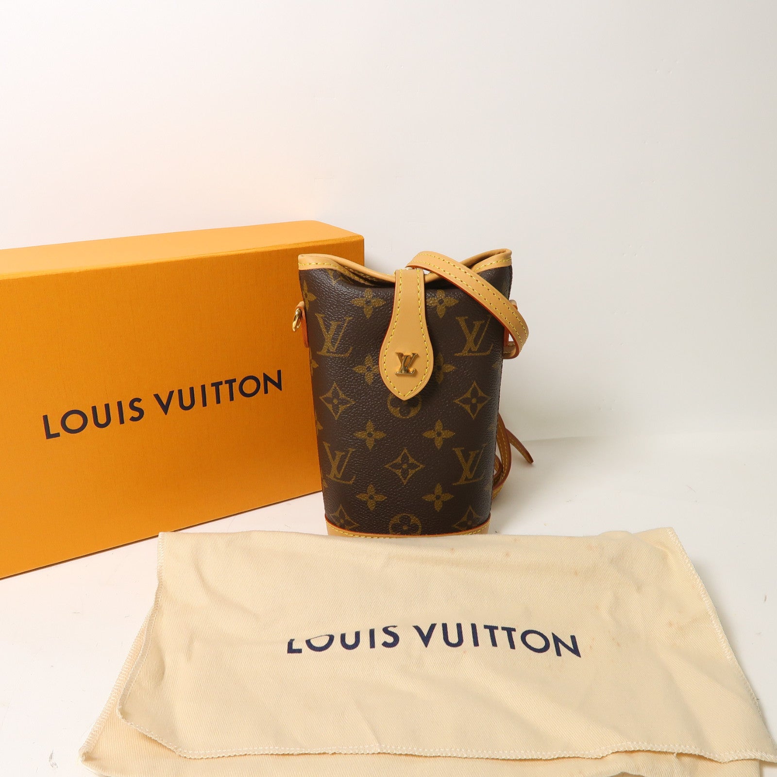 LOUIS VUITTON Monogram Fold Me Pouch金扣肩背袋啡色