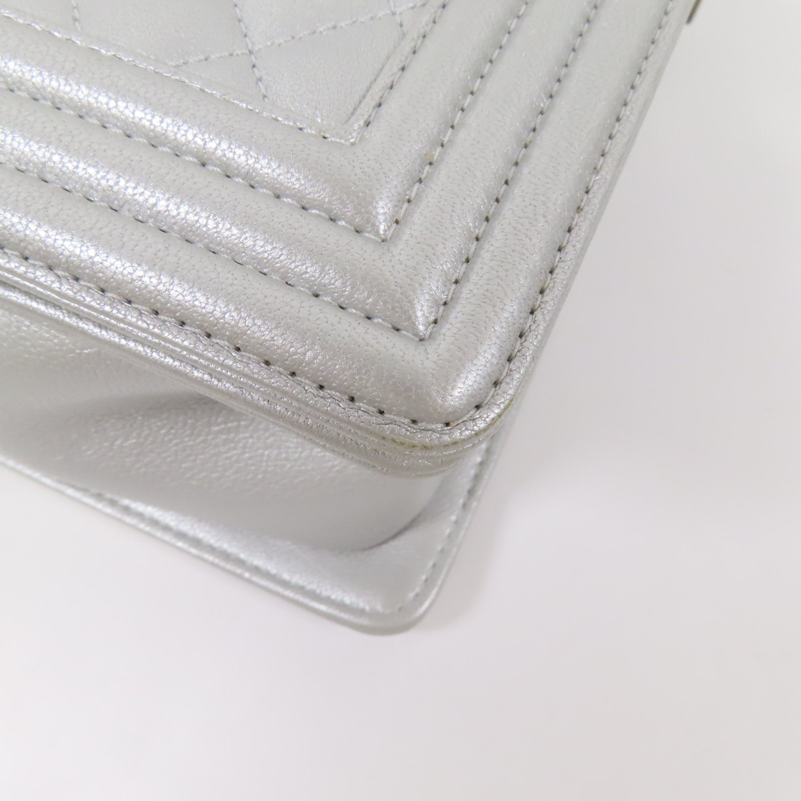 CHANEL 牛皮皮革Boy 25銀扣鏈帶肩背袋