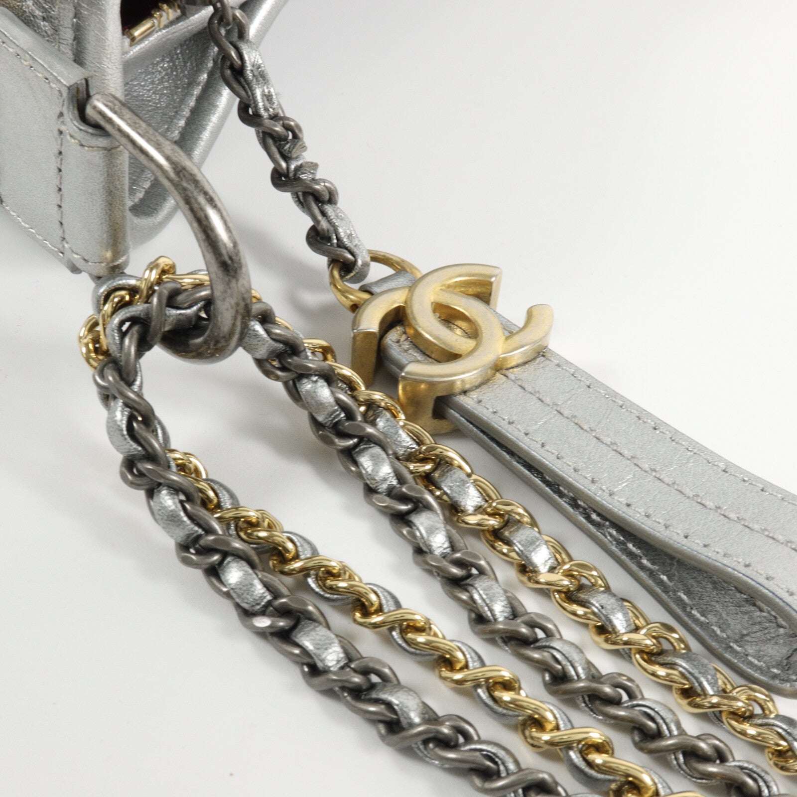 CHANEL 牛皮皮革Gabrielle Hobo Medium鏈帶肩背袋