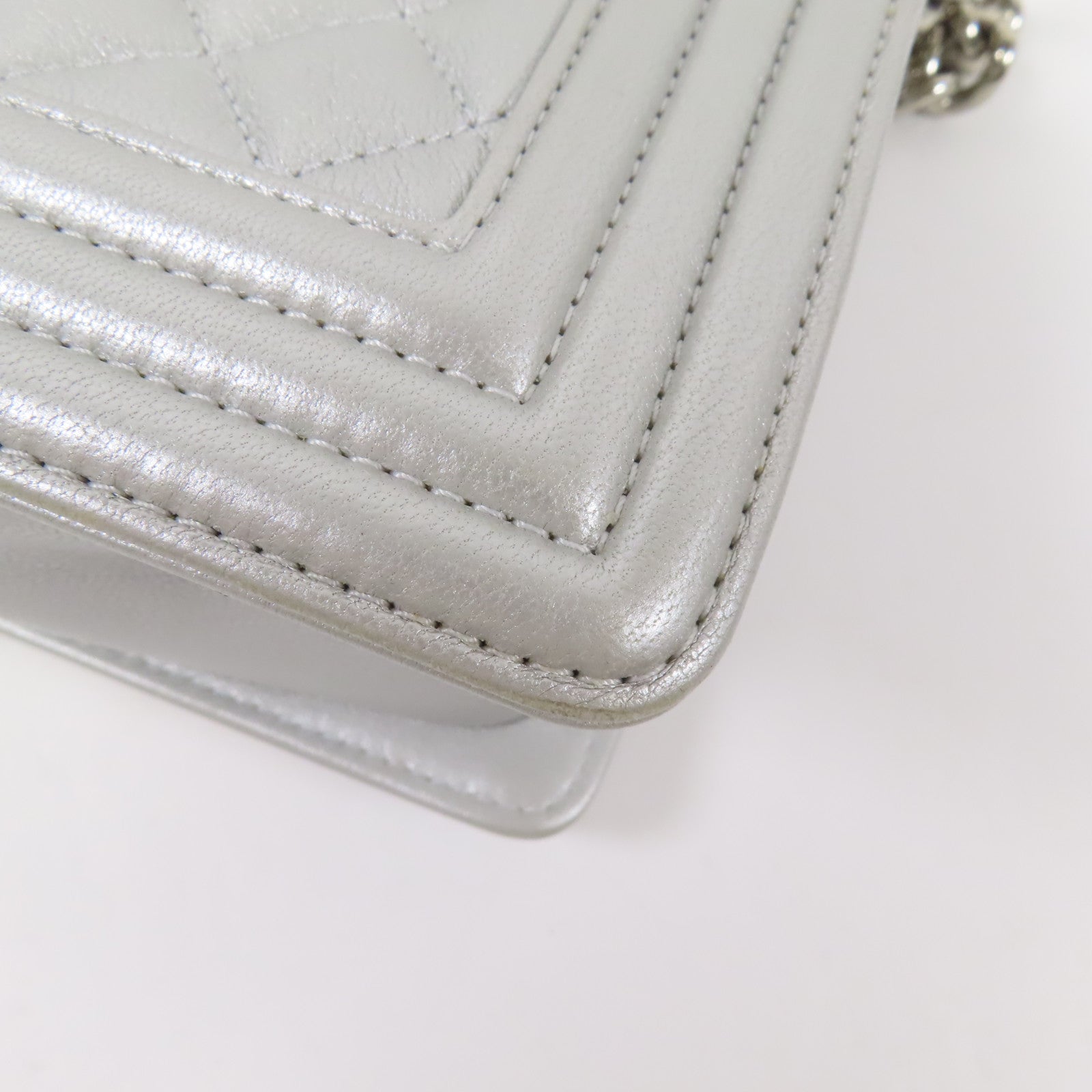 CHANEL 牛皮皮革Boy 25銀扣鏈帶肩背袋