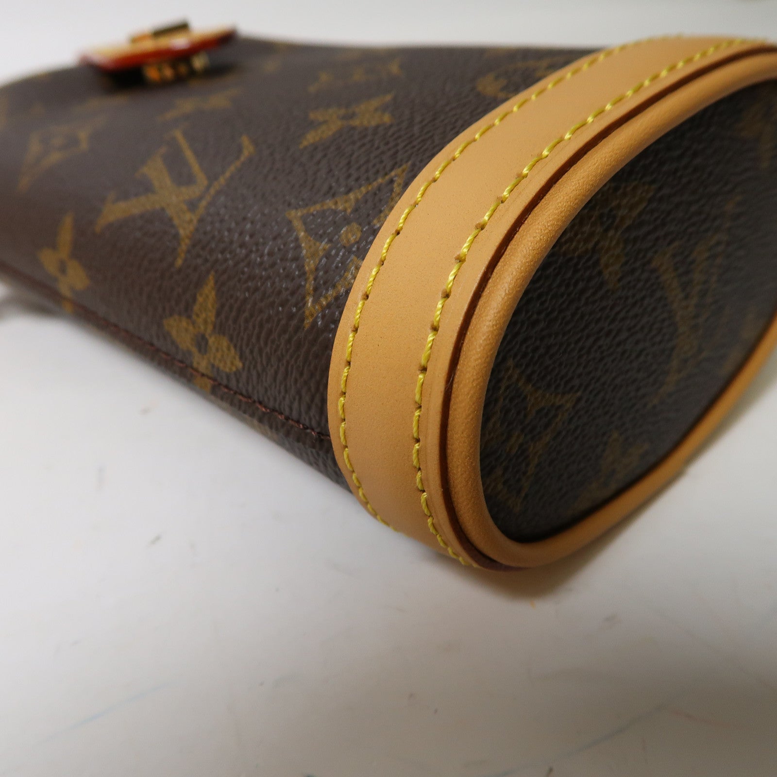 LOUIS VUITTON Monogram Fold Me Pouch金扣肩背袋啡色