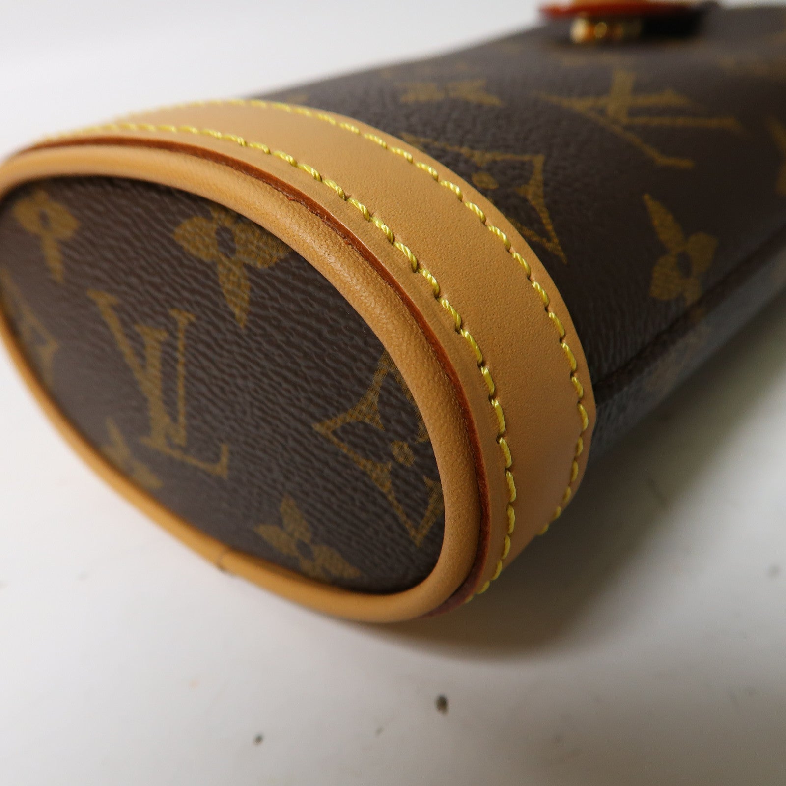 LOUIS VUITTON Monogram Fold Me Pouch金扣肩背袋啡色