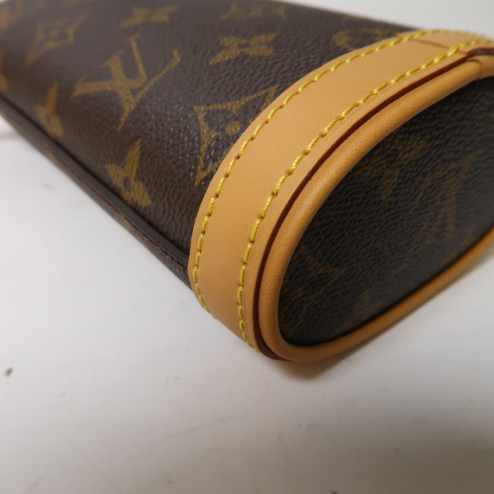 LOUIS VUITTON Monogram Fold Me Pouch金扣肩背袋啡色
