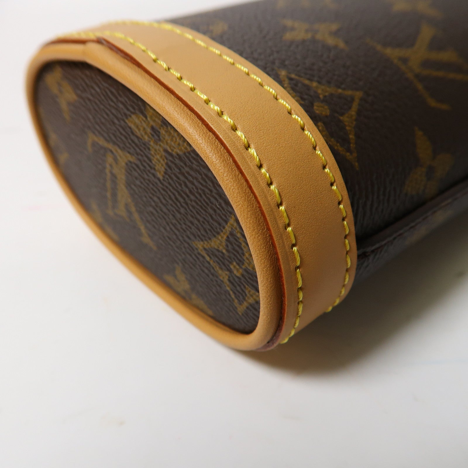 LOUIS VUITTON Monogram Fold Me Pouch金扣肩背袋啡色