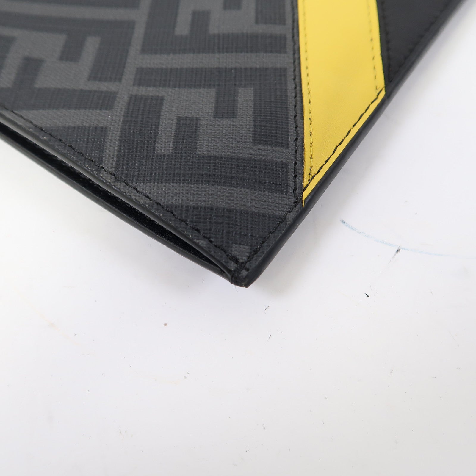FENDI 塗層帆布/皮革Diagonal Flat Pouch銀扣手拿包黑色/黃色