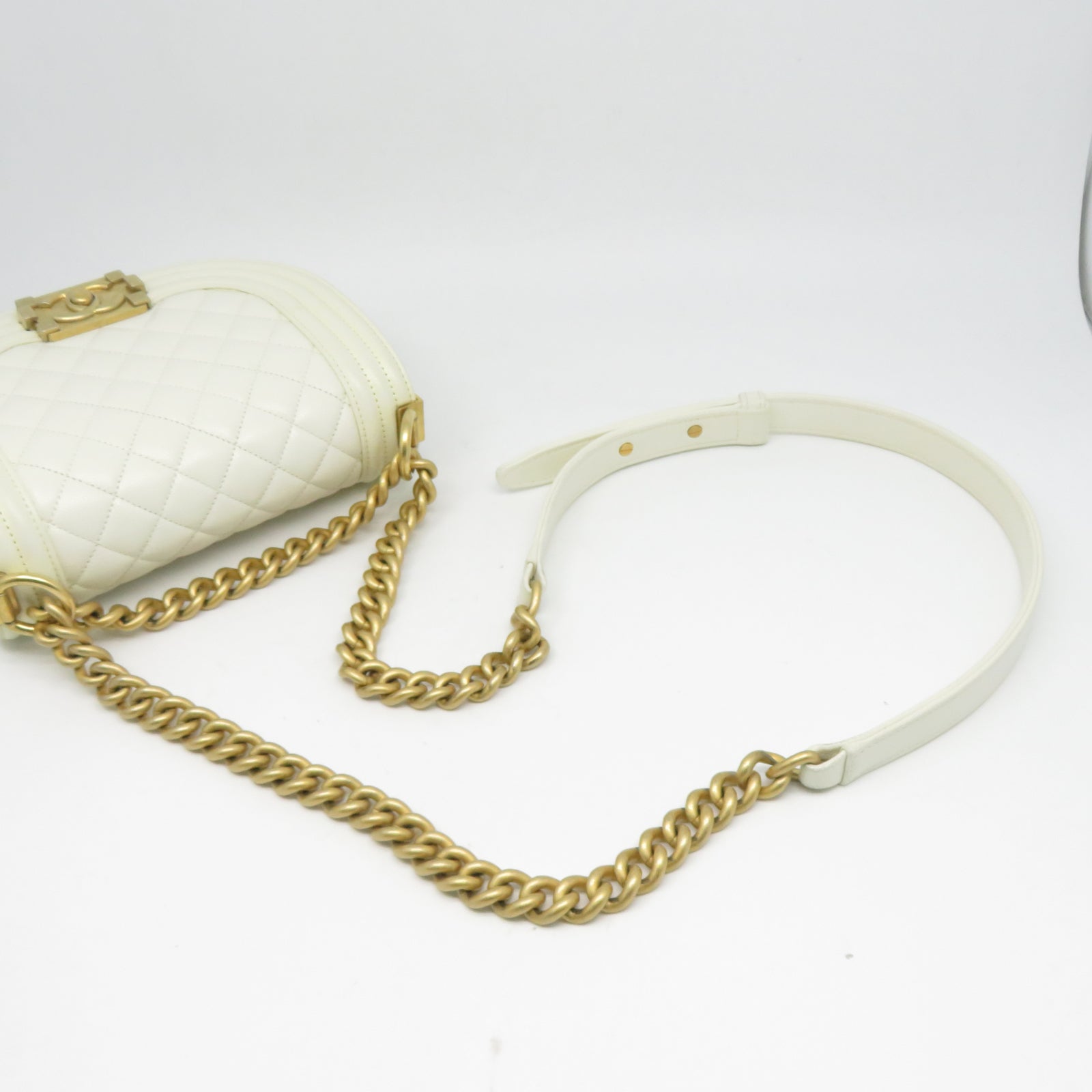 CHANEL **【激減優惠】菱格Caviar皮革Boy Messenger金扣鏈帶肩背袋白色