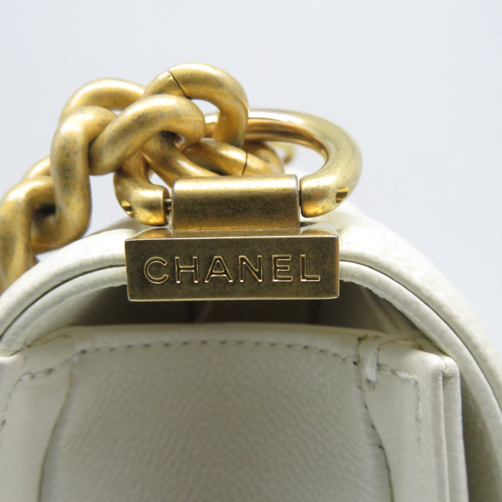CHANEL **【激減優惠】菱格Caviar皮革Boy Messenger金扣鏈帶肩背袋白色