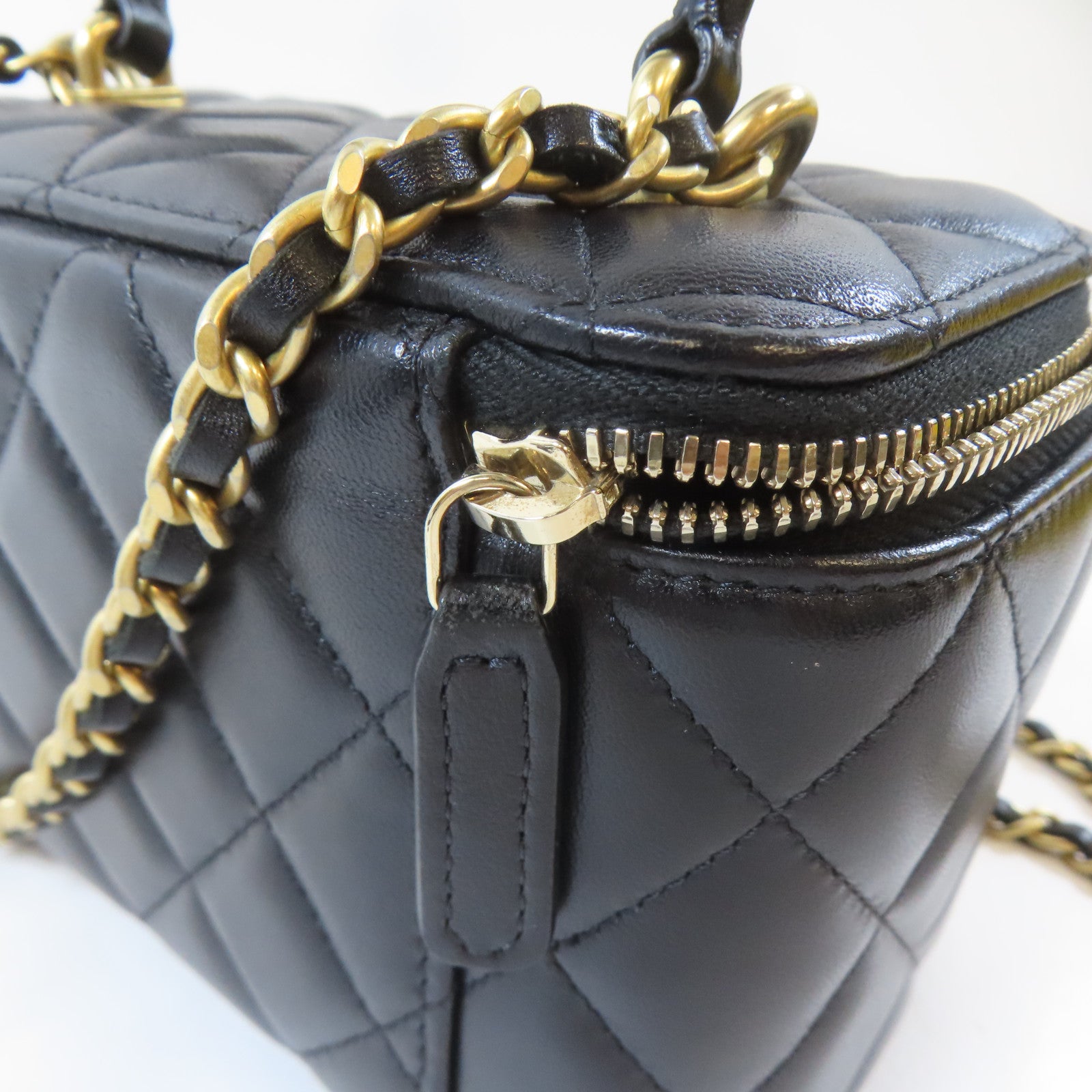 CHANEL 【激減優惠】菱格羊皮皮革Vanity Case金扣鏈帶肩背袋黑色