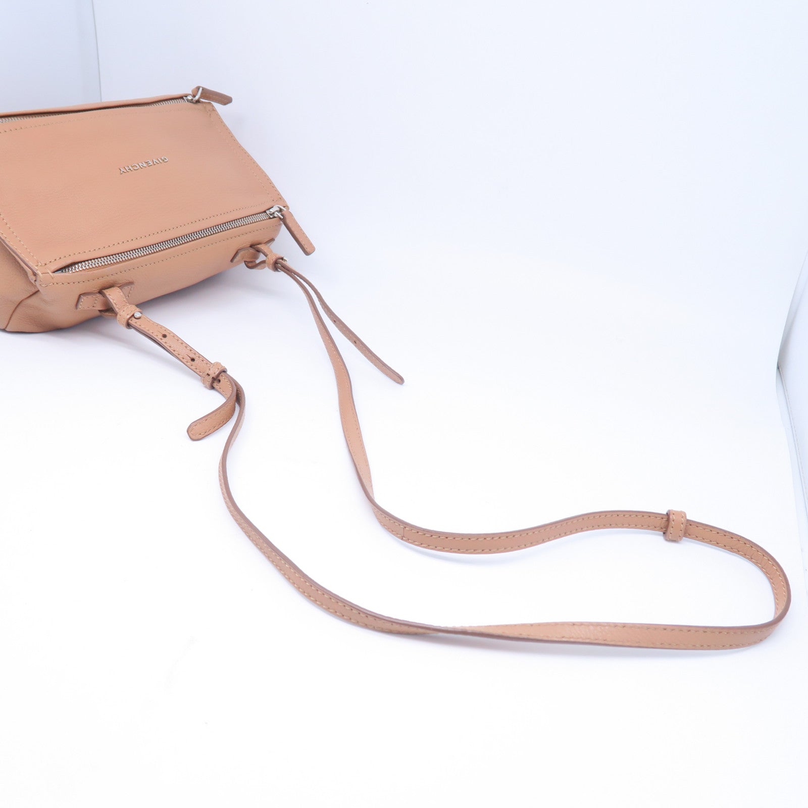 GIVENCHY 【激減優惠】牛皮皮革Shoulder Bag銀扣肩背袋杏色