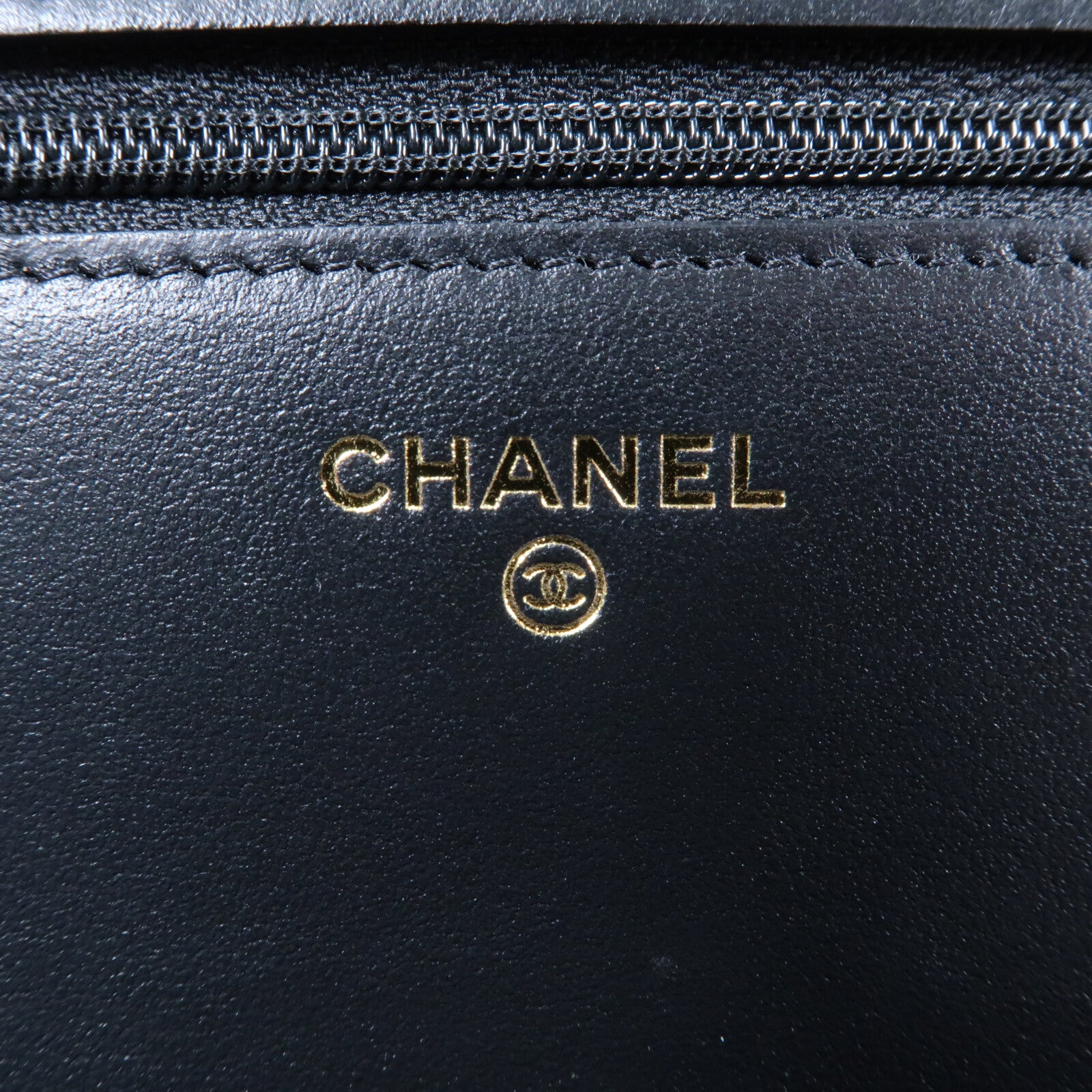 CHANEL 牛皮皮革Boy Wallet On Chain金扣鏈帶肩背袋
