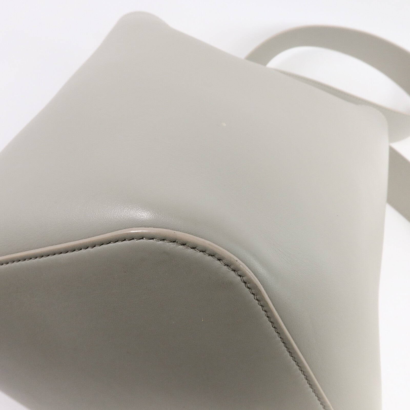 LOEWE 牛皮皮革Pebble Bucket Medium肩背袋