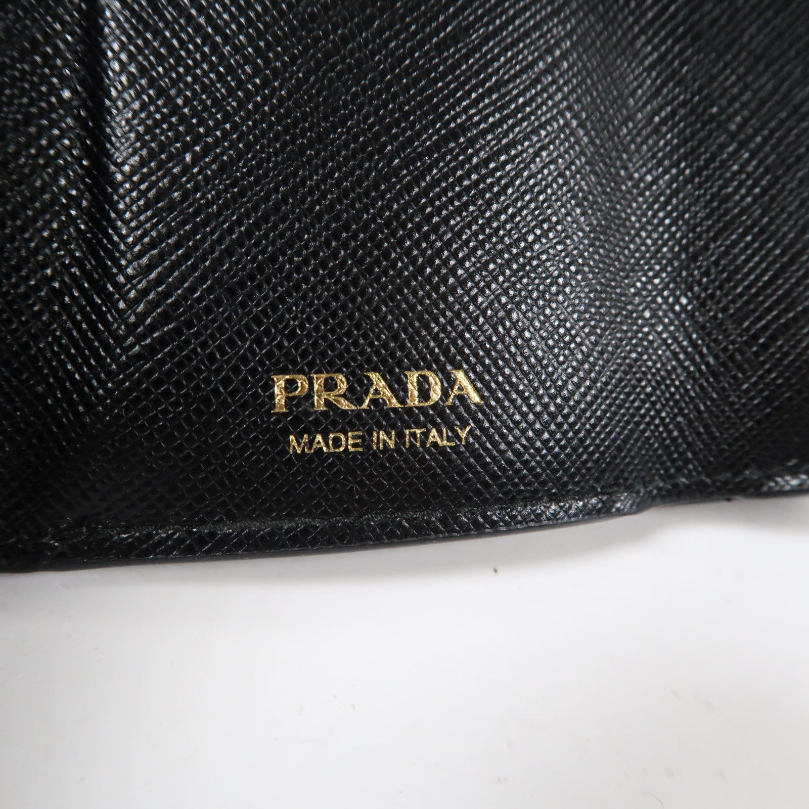 PRADA Saffiano皮革Saffiano Triangolo金扣鏈帶肩背袋黑色