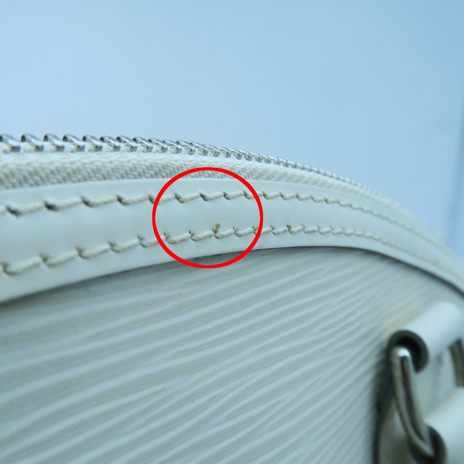 LOUIS VUITTON 【激減優惠】Epi Lock It Hand銀扣手挽袋白色