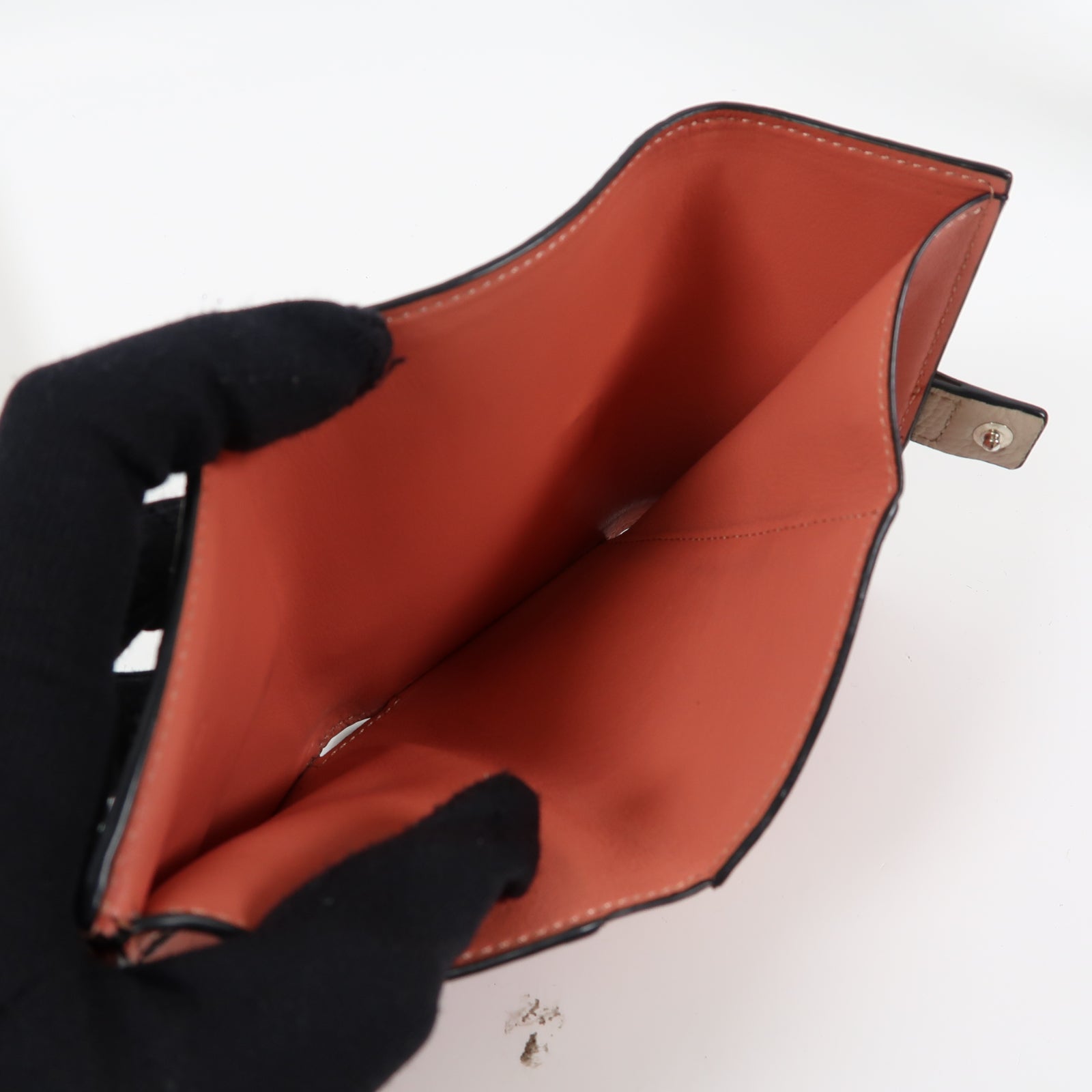 LOEWE 牛皮皮革Wallet銀扣錢包米色