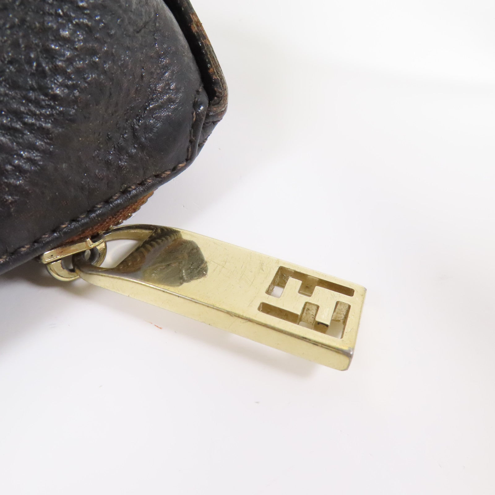 FENDI 皮革Shoulder Bag金扣肩背袋