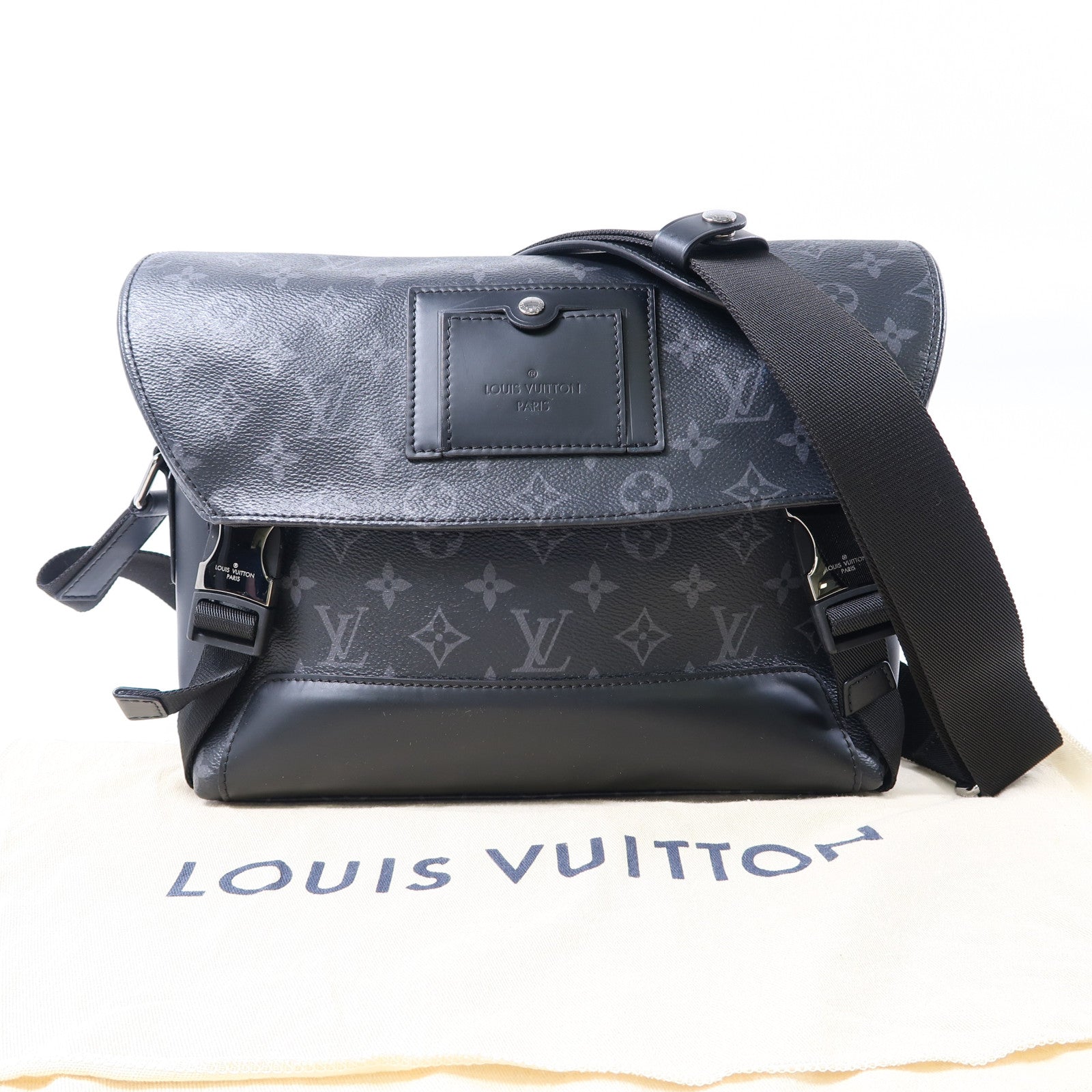 LOUIS VUITTON Monogram Eclipse Messenger Voyager銀扣肩背袋黑色